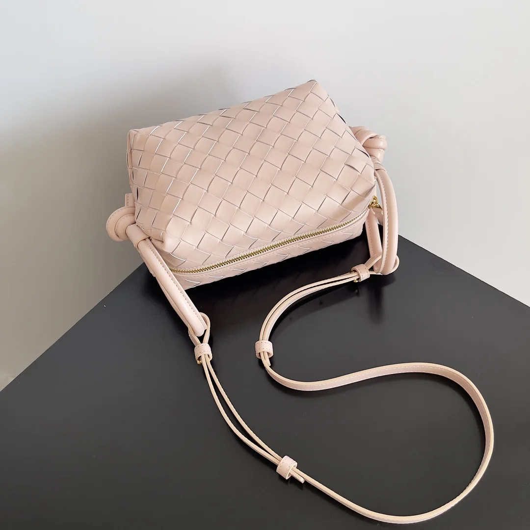 BOTTEGA VENETA Shoulder Bags Intrecciato Leather (Beige) 19X12X9CM F80202608080171 - Image 4