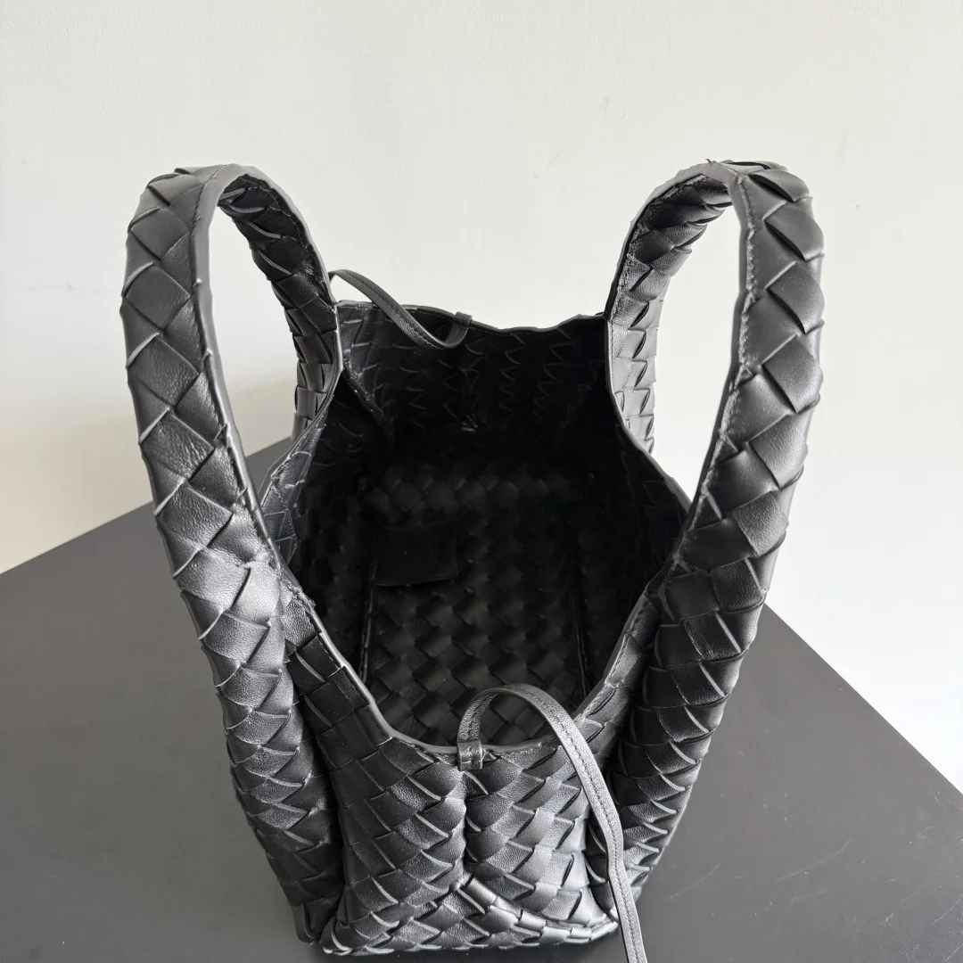 BOTTEGA VENETA Shoulder Bags Intrecciato Leather (Black) 28X16X15CM A060202608080430 - Image 7