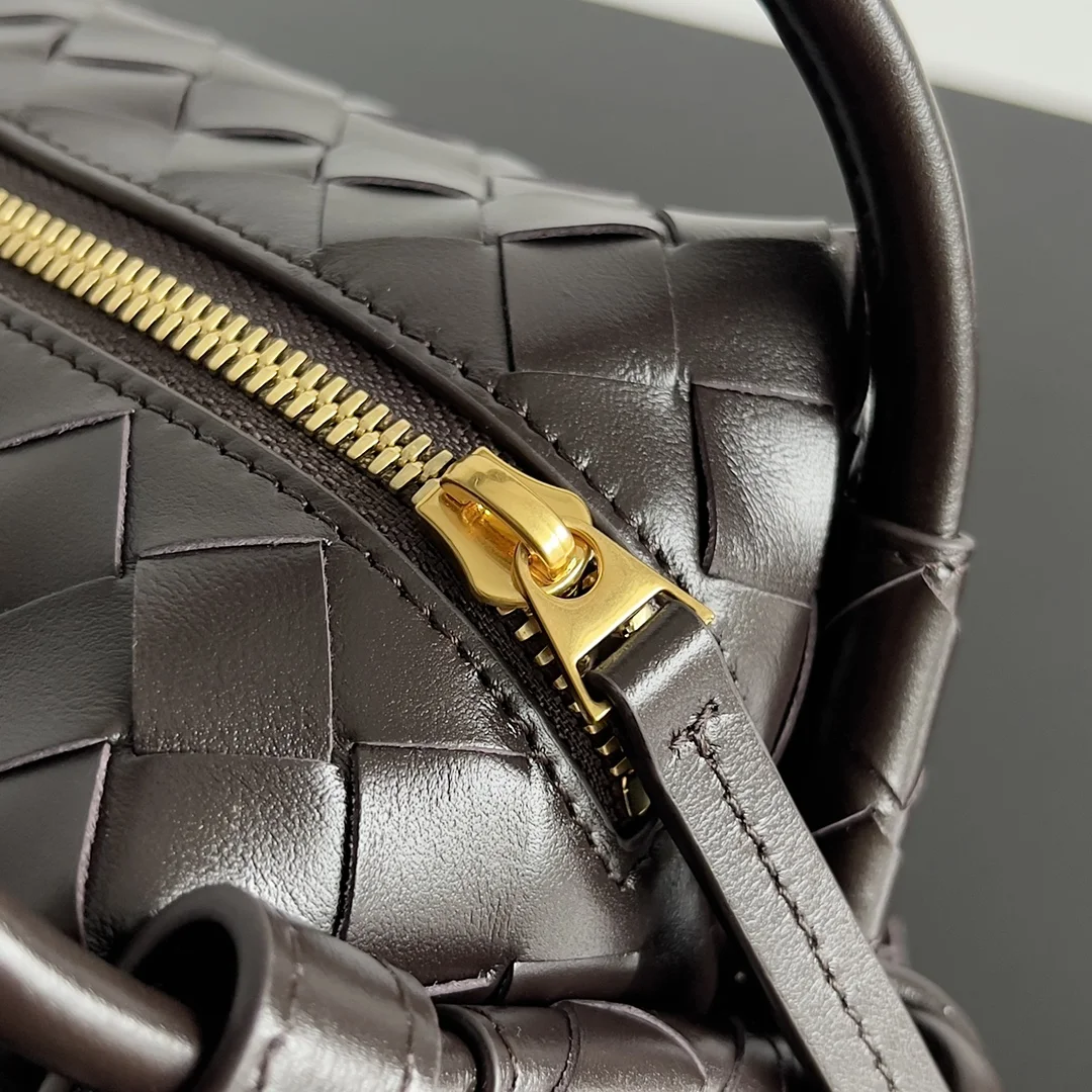 BOTTEGA VENETA Shoulder Bags Intrecciato Leather (Brown) 19X12X9CM F80202608080177 - Image 4