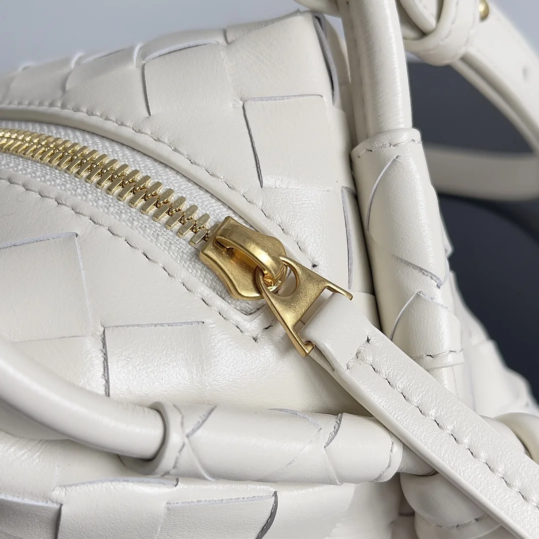 BOTTEGA VENETA Shoulder Bags Intrecciato Leather (Cream) 19X12X9CM F80202608080168 - Image 3