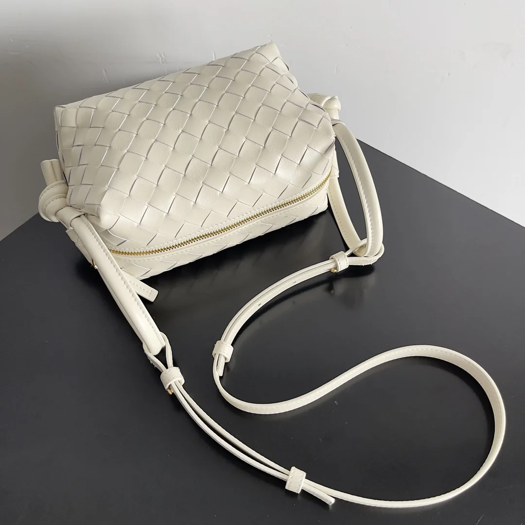 BOTTEGA VENETA Shoulder Bags Intrecciato Leather (Cream) 19X12X9CM F80202608080168 - Image 4