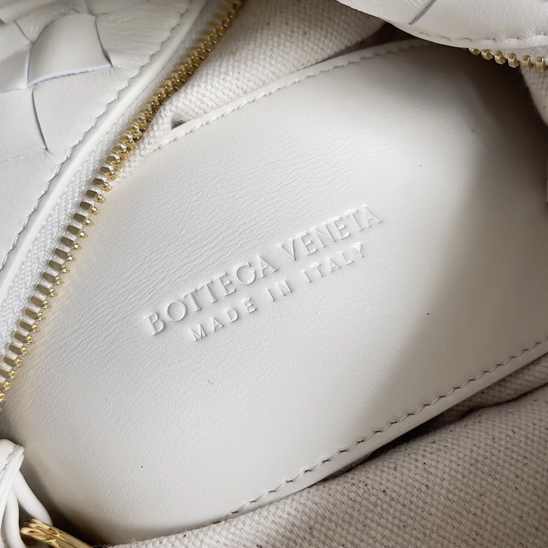 BOTTEGA VENETA Shoulder Bags Intrecciato Leather (Cream) 19X12X9CM F80202608080168 - Image 6