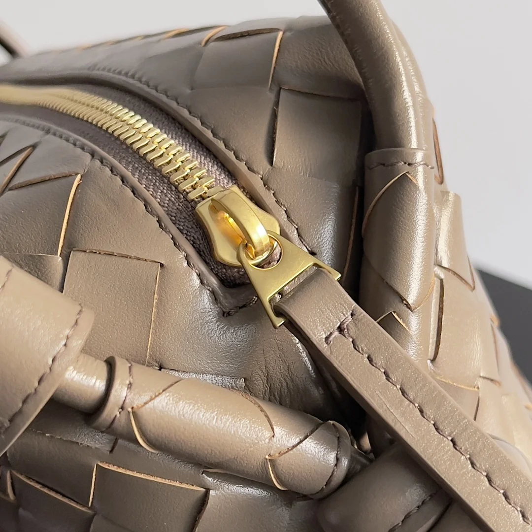 BOTTEGA VENETA Shoulder Bags Intrecciato Leather (Taupe) 19X12X9CM F80202608080172 - Image 3