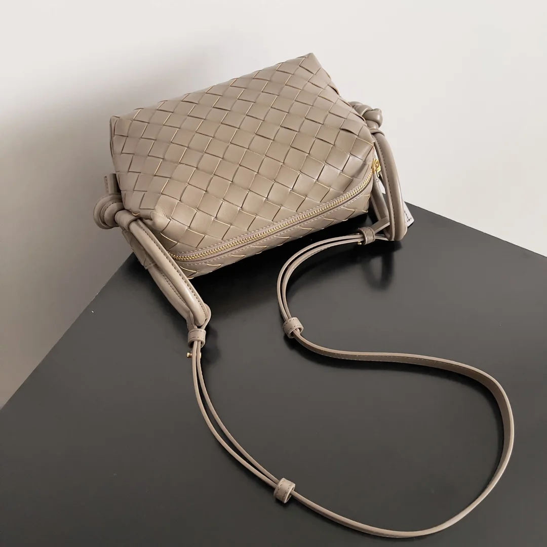 BOTTEGA VENETA Shoulder Bags Intrecciato Leather (Taupe) 19X12X9CM F80202608080172 - Image 4
