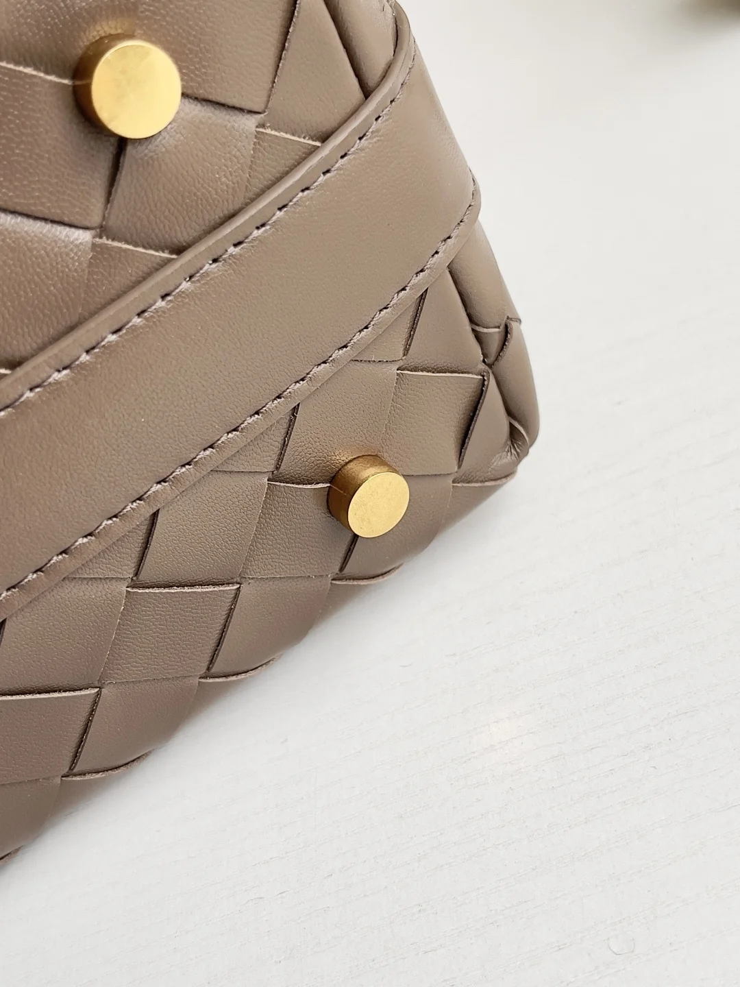 BOTTEGA VENETA Shoulder Bags Intrecciato Leather (Taupe-Gold) 22X13X9CM F80202608080222 - Image 4