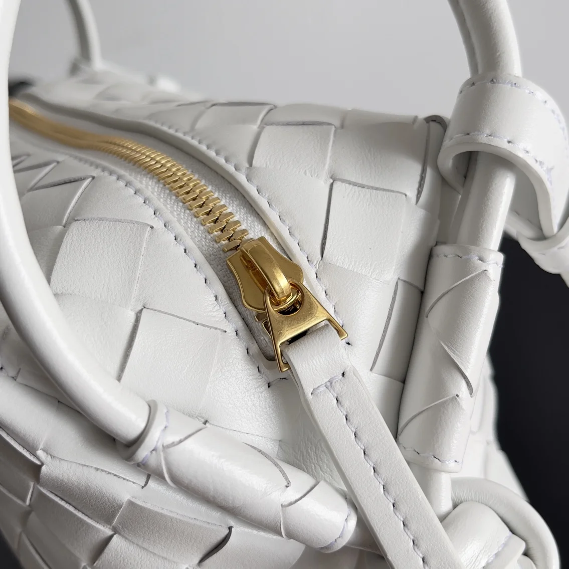 BOTTEGA VENETA Shoulder Bags Intrecciato Leather (White) 19X12X9CM F80202608080167 - Image 3