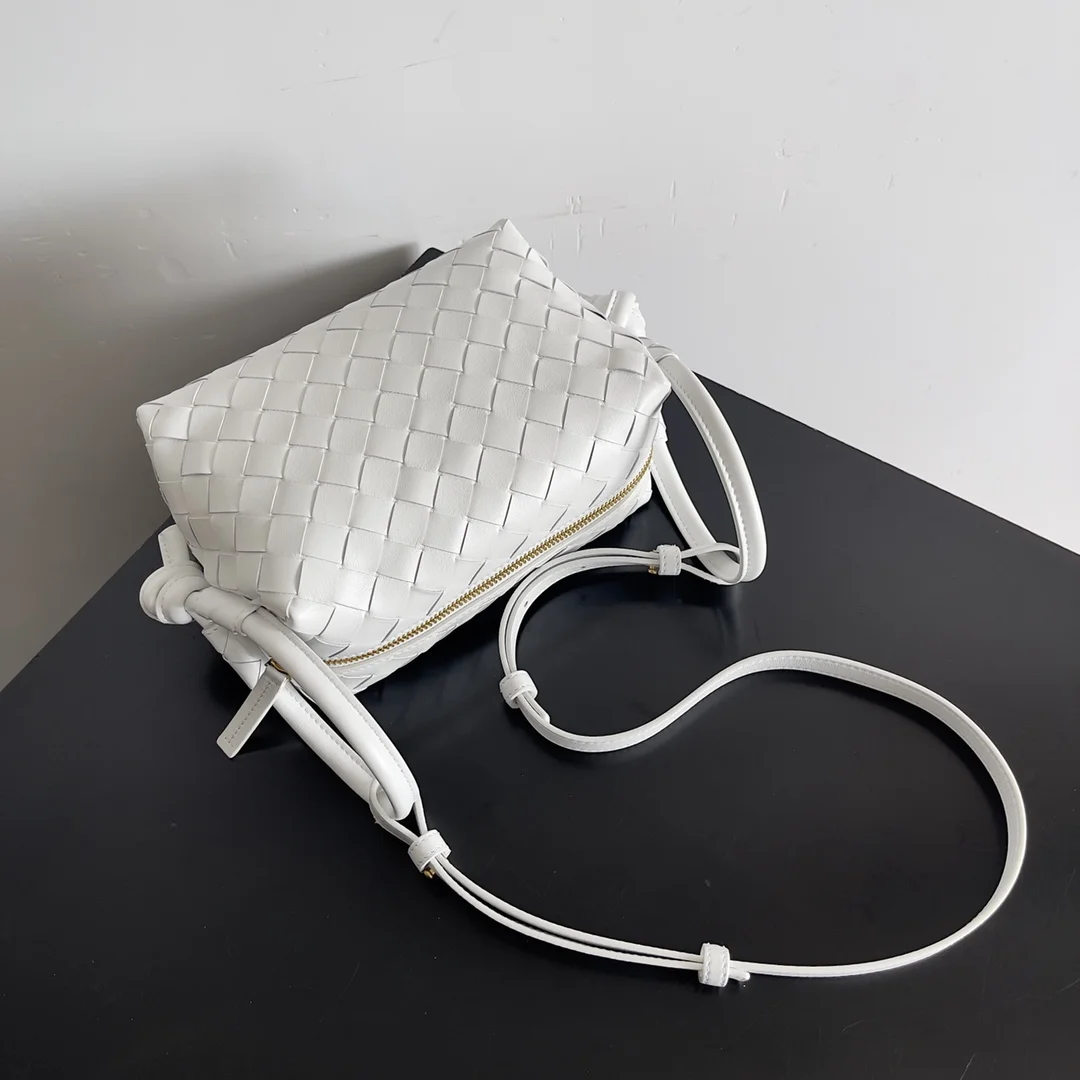 BOTTEGA VENETA Shoulder Bags Intrecciato Leather (White) 19X12X9CM F80202608080167 - Image 4