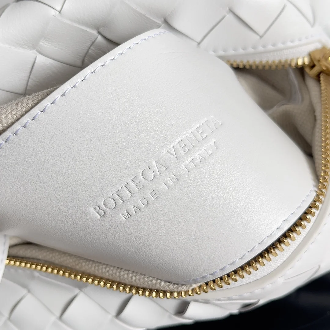 BOTTEGA VENETA Shoulder Bags Intrecciato Leather (White) 19X12X9CM F80202608080167 - Image 8