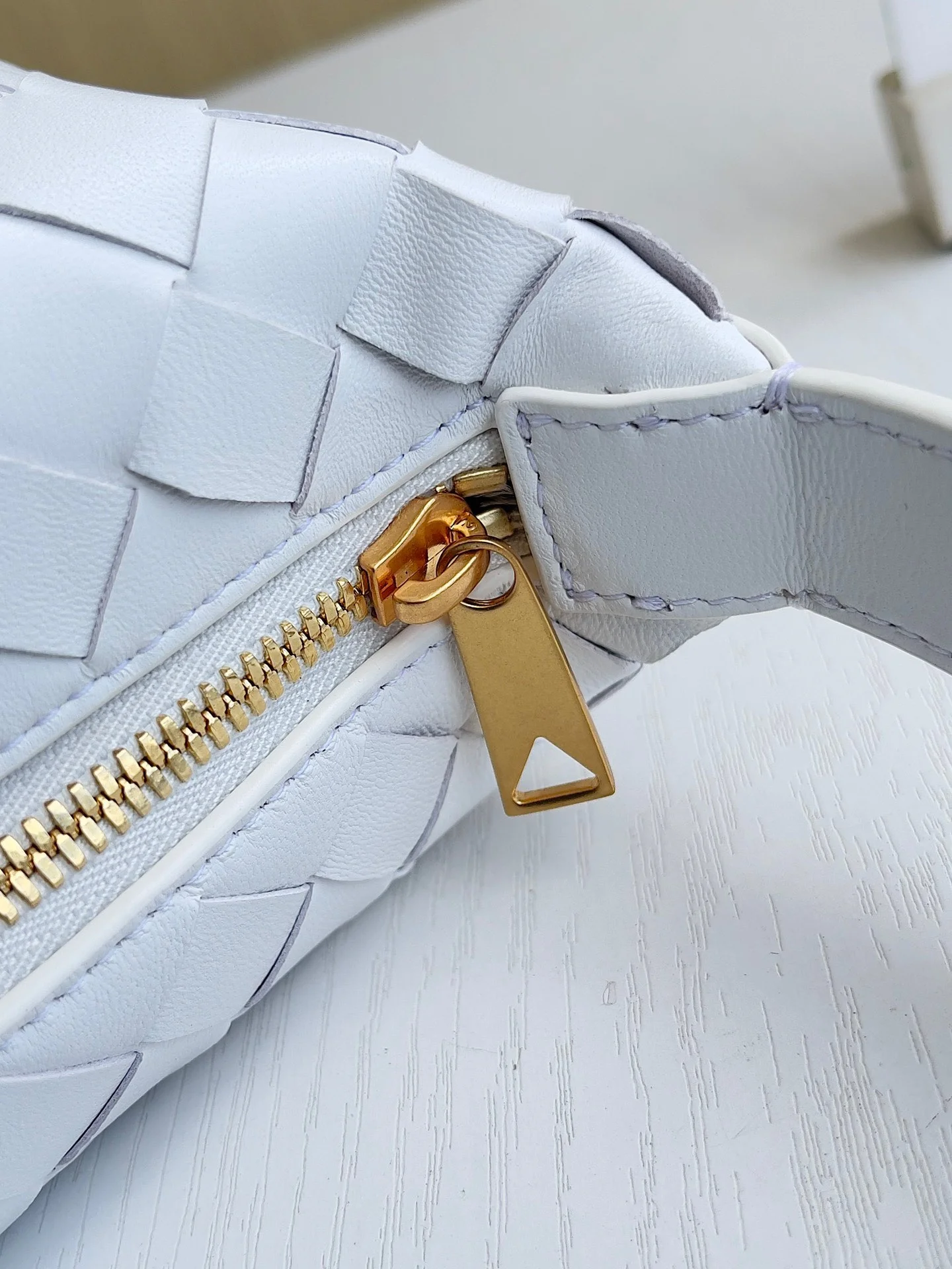 BOTTEGA VENETA Shoulder Bags Intrecciato Leather (White) 22X13X9CM F80202608080210 - Image 6