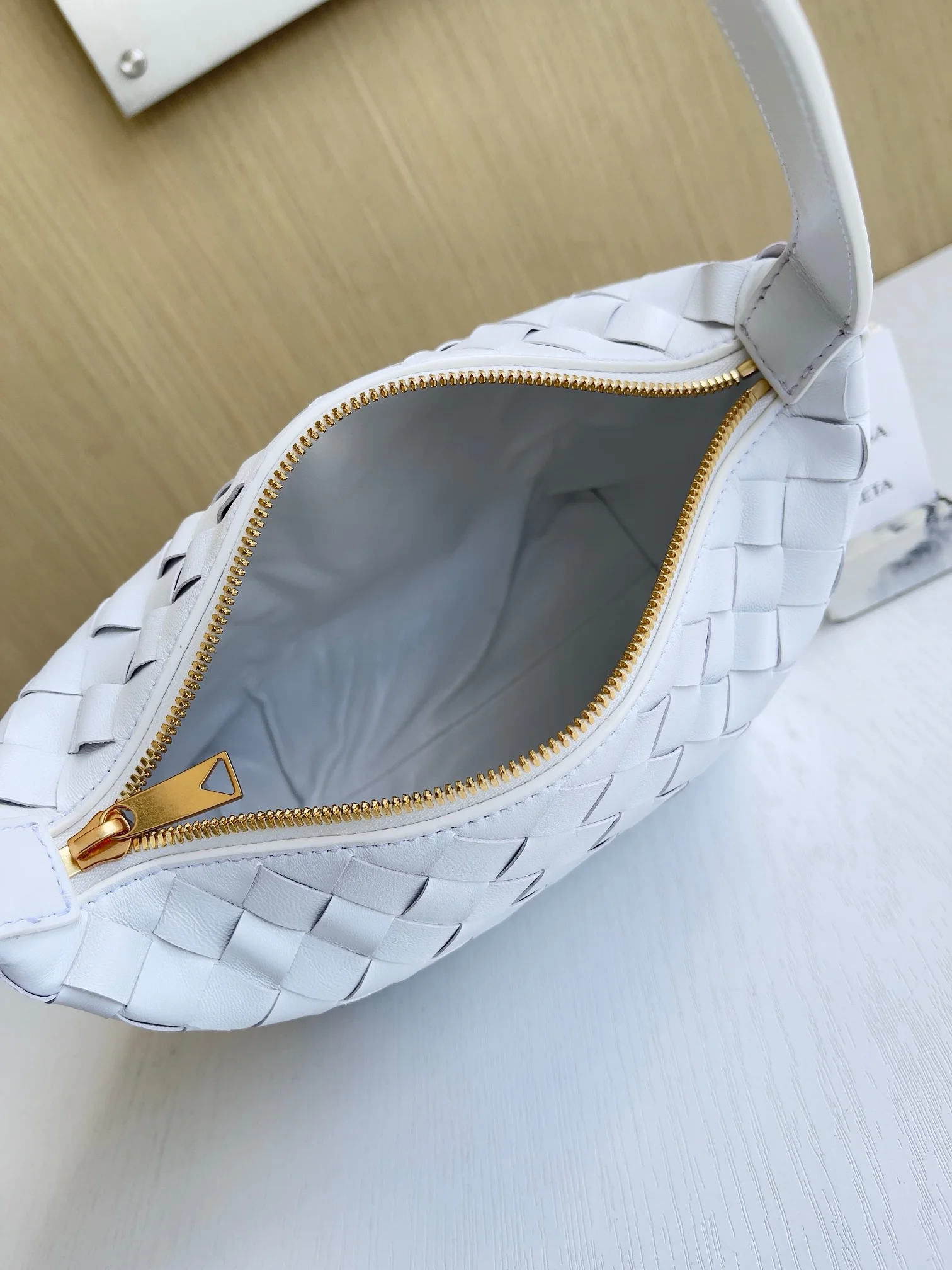 BOTTEGA VENETA Shoulder Bags Intrecciato Leather (White) 22X13X9CM F80202608080210 - Image 9