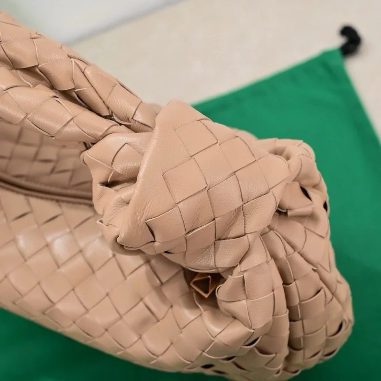 BOTTEGA VENETA Shoulder Bags Lamb Leather (Beige) 40X48X16 I30202608080103 - Image 4