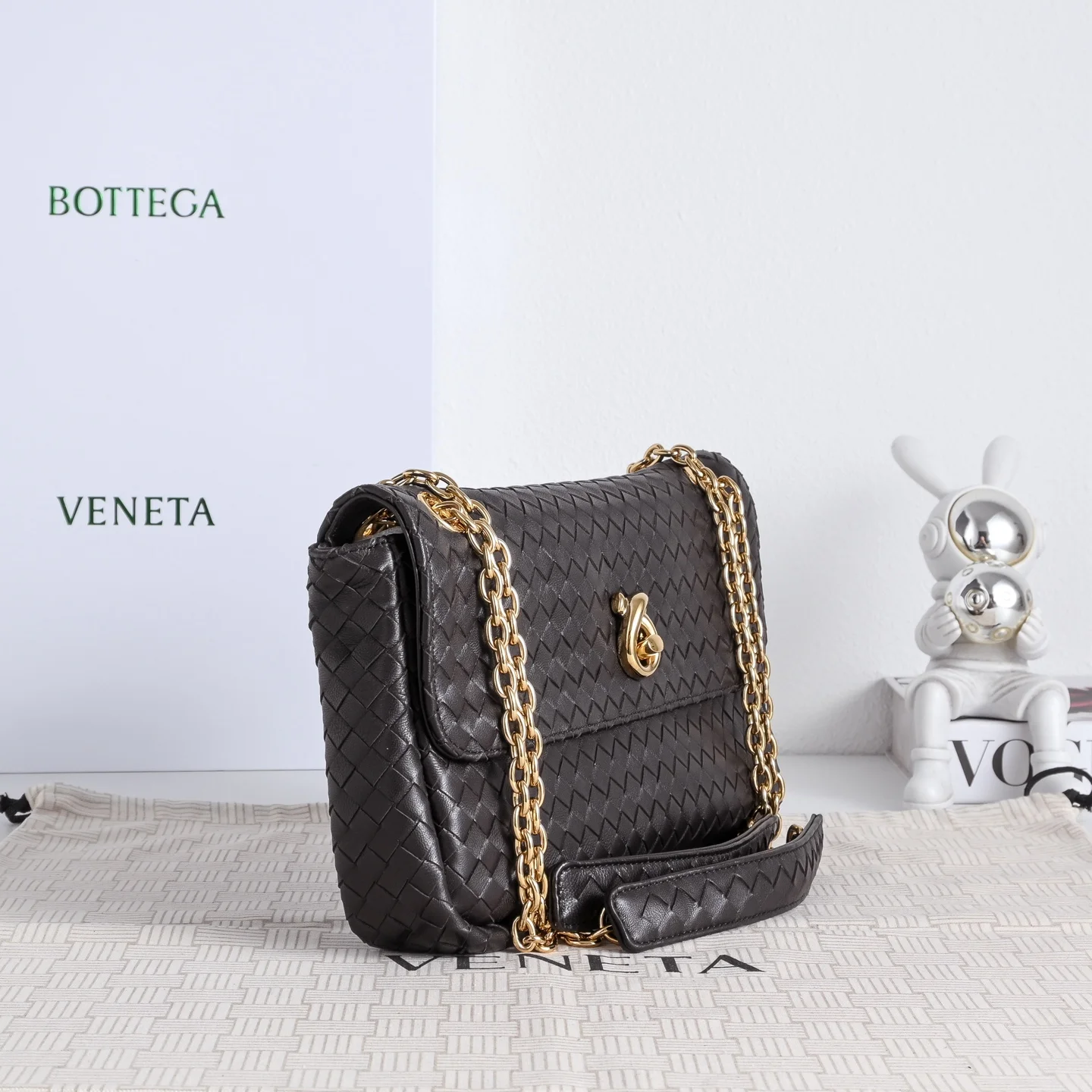 BOTTEGA VENETA Shoulder Bags Lamb Leather (Black-Gold) 27X16X6CM I30202608080081 - Image 3