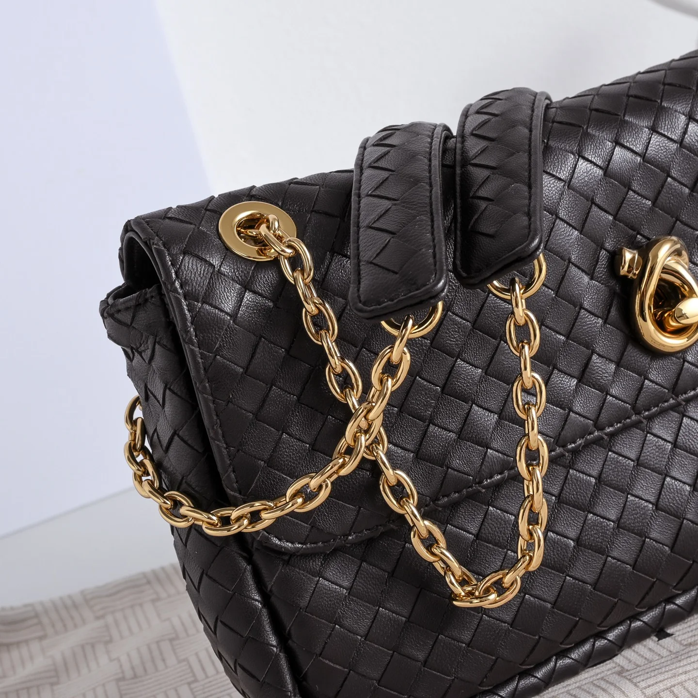 BOTTEGA VENETA Shoulder Bags Lamb Leather (Black-Gold) 27X16X6CM I30202608080081 - Image 4