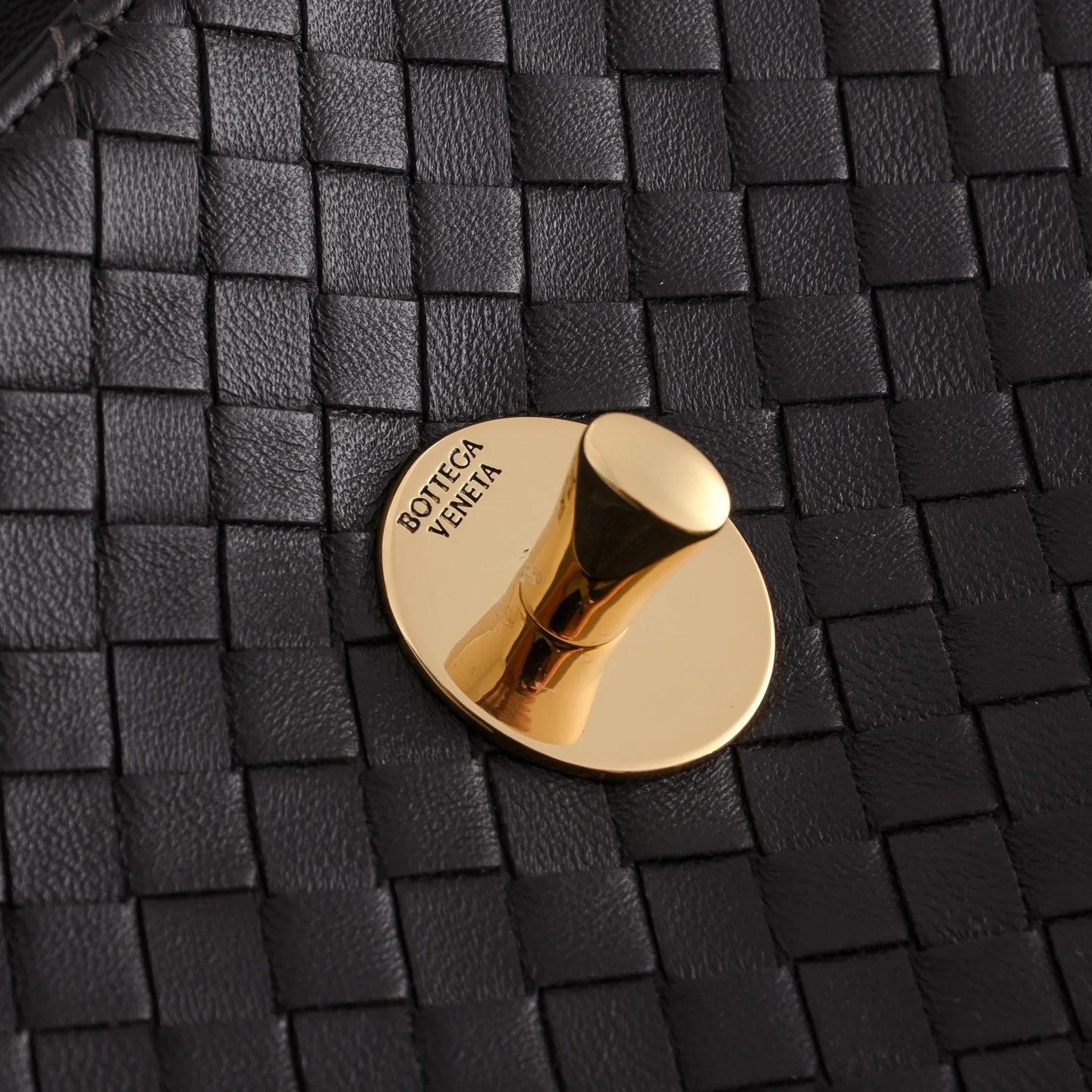 BOTTEGA VENETA Shoulder Bags Lamb Leather (Black-Gold) 27X16X6CM I30202608080081 - Image 6