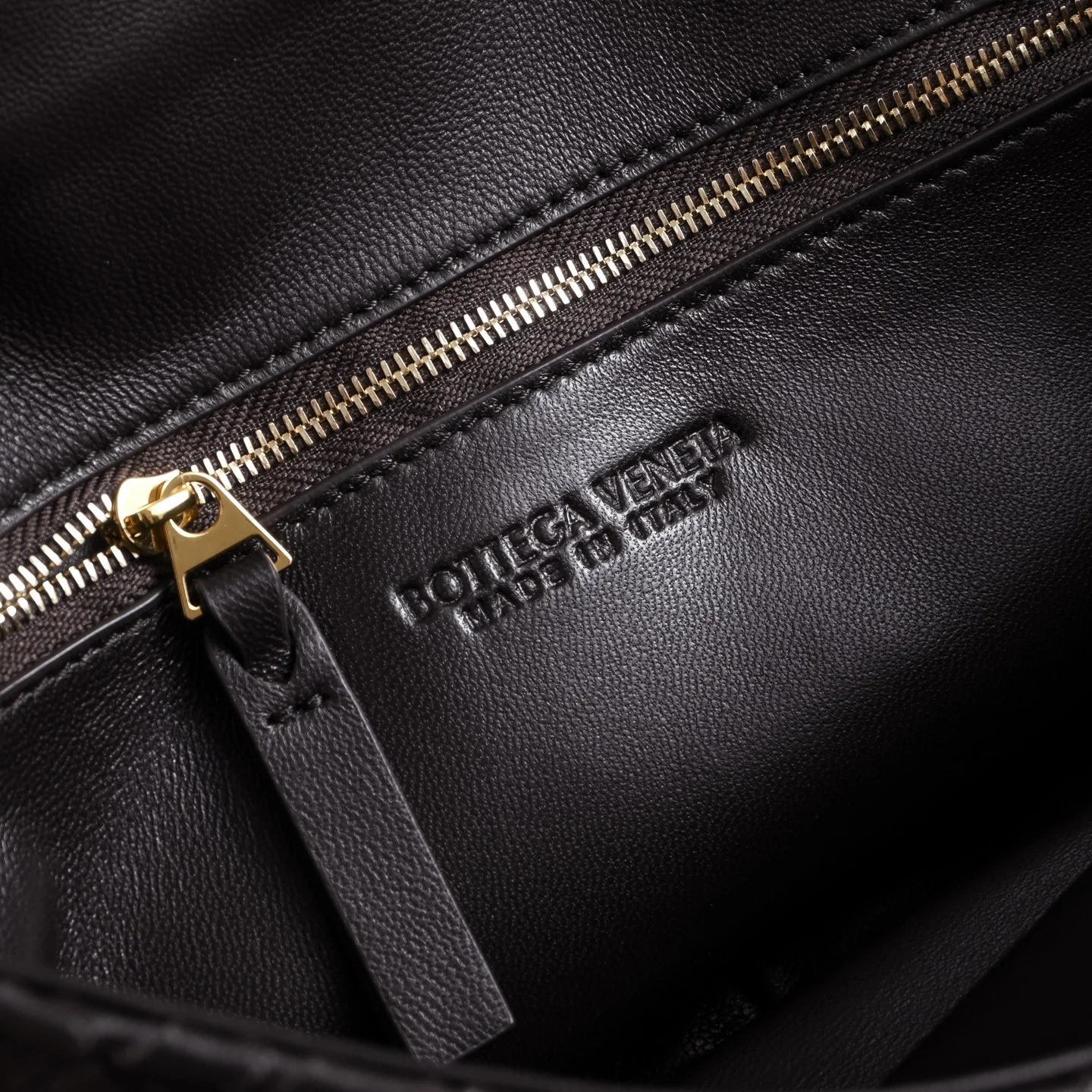 BOTTEGA VENETA Shoulder Bags Lamb Leather (Black-Gold) 27X16X6CM I30202608080081 - Image 8