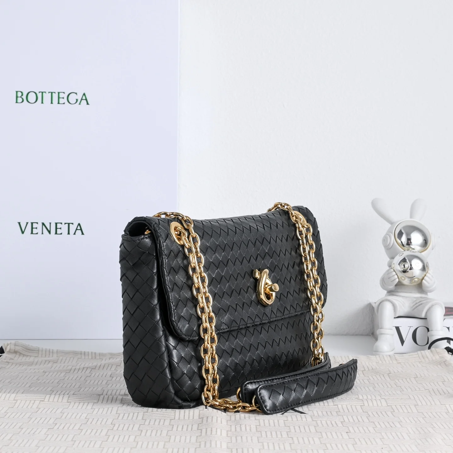 BOTTEGA VENETA Shoulder Bags Lamb Leather (Black-Gold) 27X16X6CM I30202608080082 - Image 3