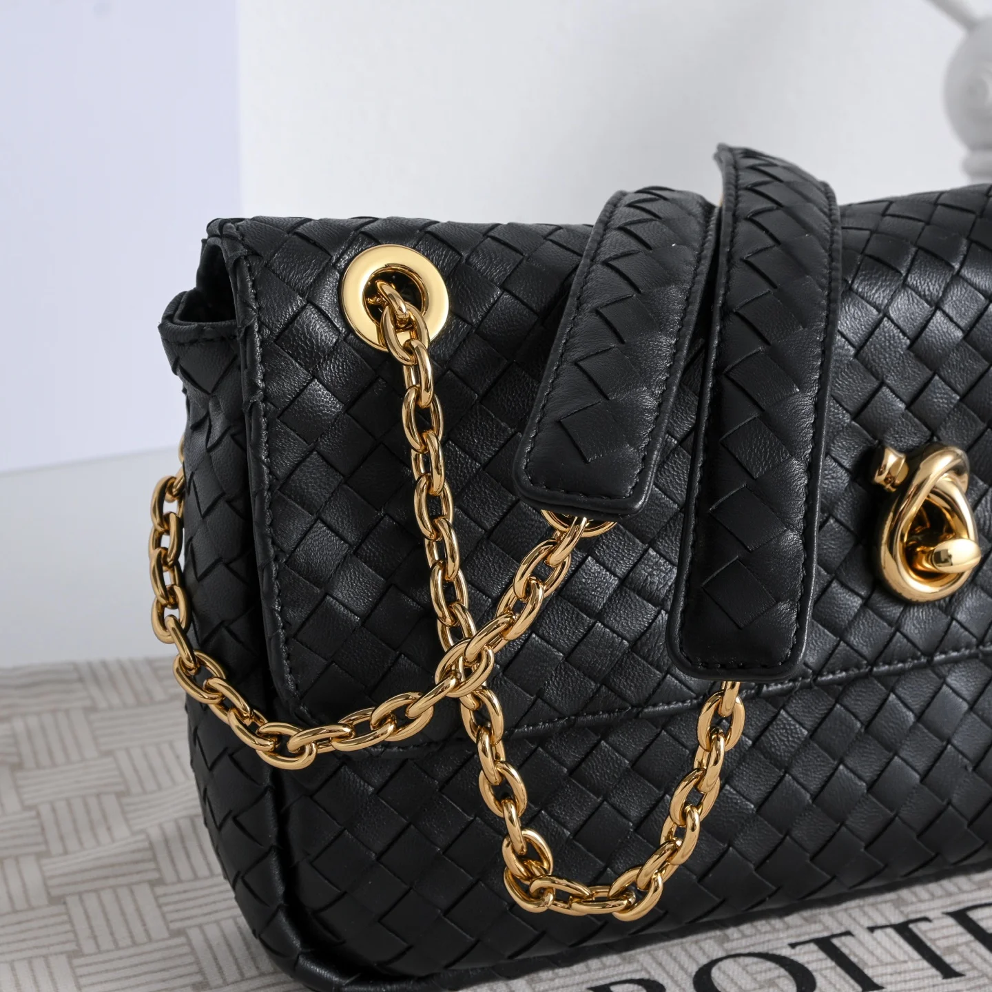 BOTTEGA VENETA Shoulder Bags Lamb Leather (Black-Gold) 27X16X6CM I30202608080082 - Image 4