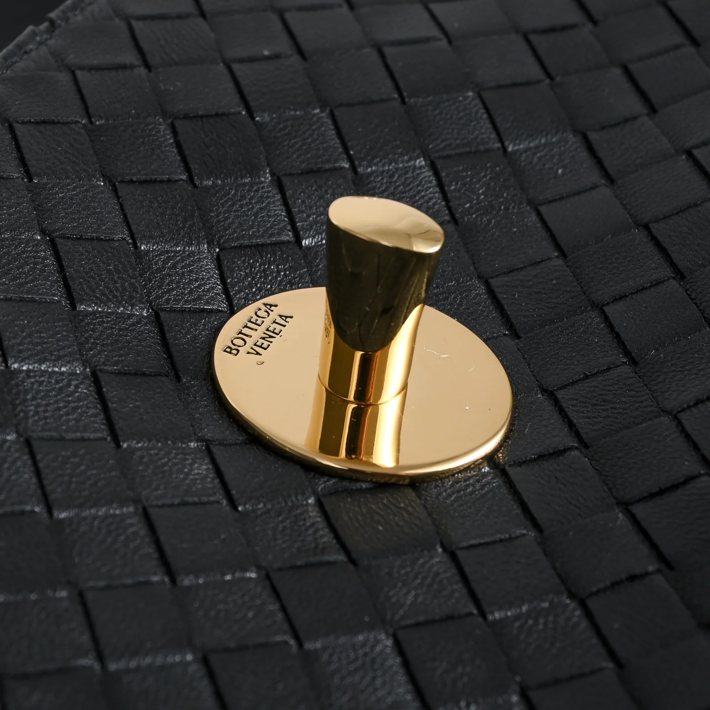 BOTTEGA VENETA Shoulder Bags Lamb Leather (Black-Gold) 27X16X6CM I30202608080082 - Image 5