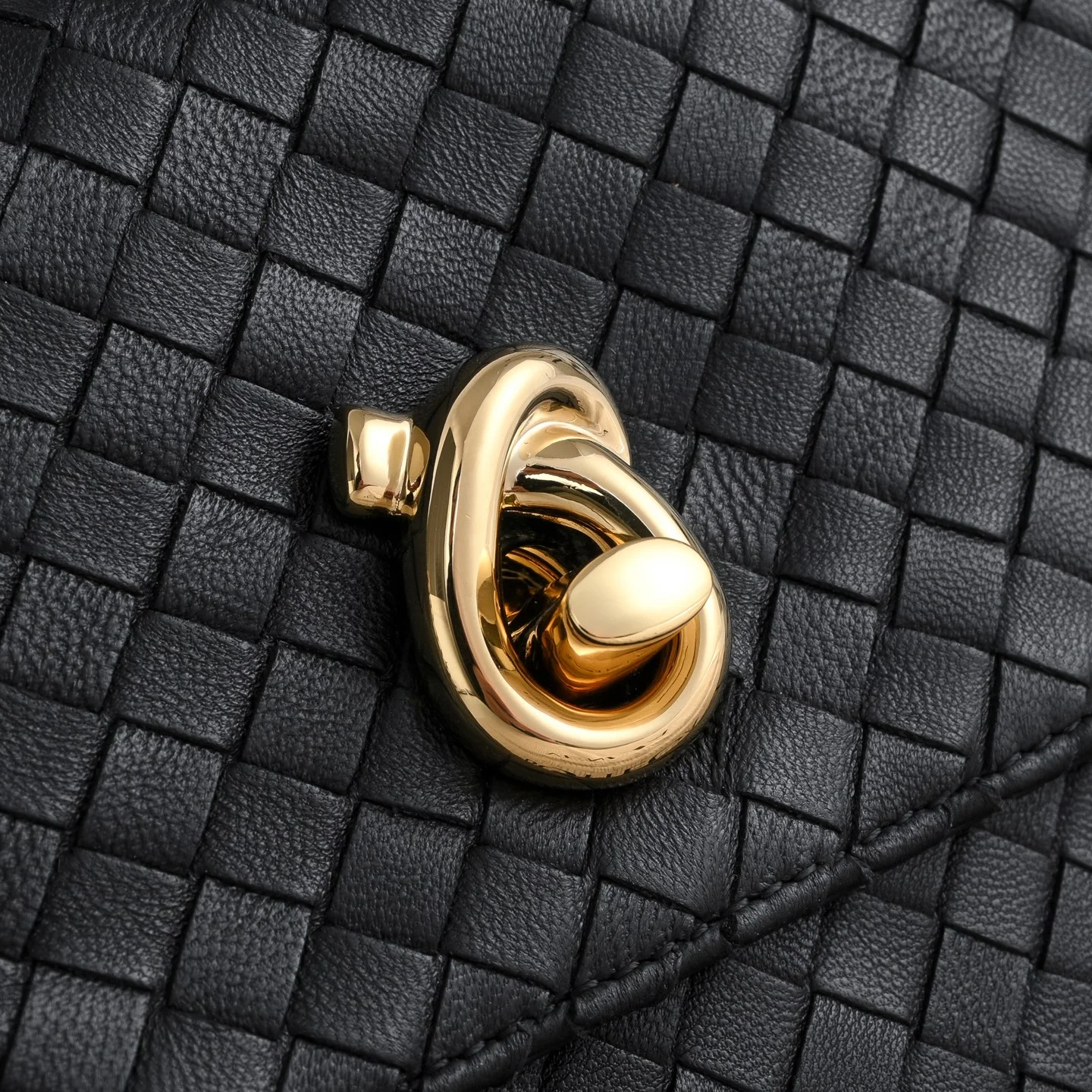 BOTTEGA VENETA Shoulder Bags Lamb Leather (Black-Gold) 27X16X6CM I30202608080082 - Image 6
