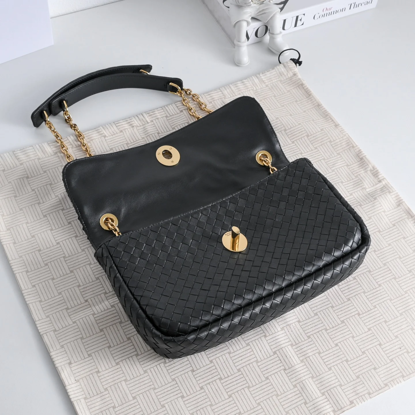 BOTTEGA VENETA Shoulder Bags Lamb Leather (Black-Gold) 27X16X6CM I30202608080082 - Image 7