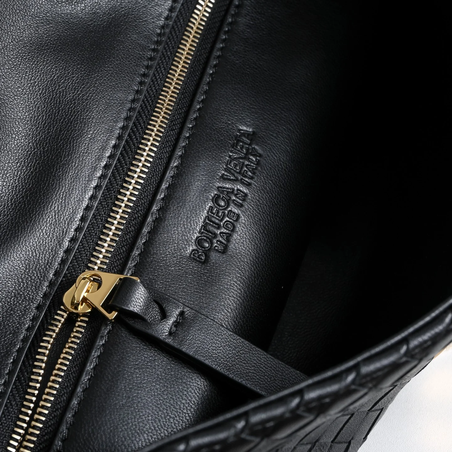 BOTTEGA VENETA Shoulder Bags Lamb Leather (Black-Gold) 27X16X6CM I30202608080082 - Image 8