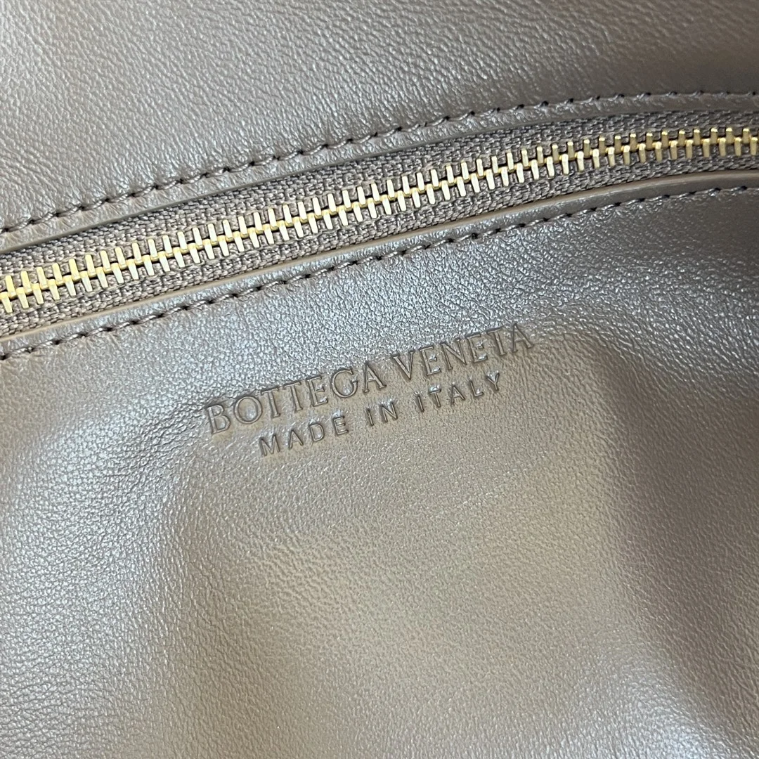 BOTTEGA VENETA Shoulder Bags Lamb Leather (Brown) 48X40X16CM I30202608080003 - Image 8