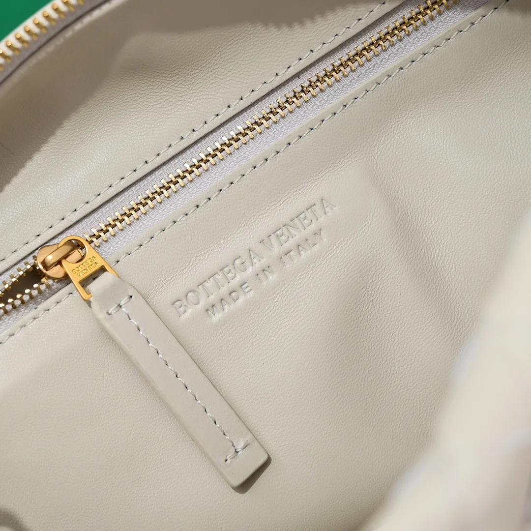 BOTTEGA VENETA Shoulder Bags Lamb Leather (White) 40X48X16 I30202608080092 - Image 8