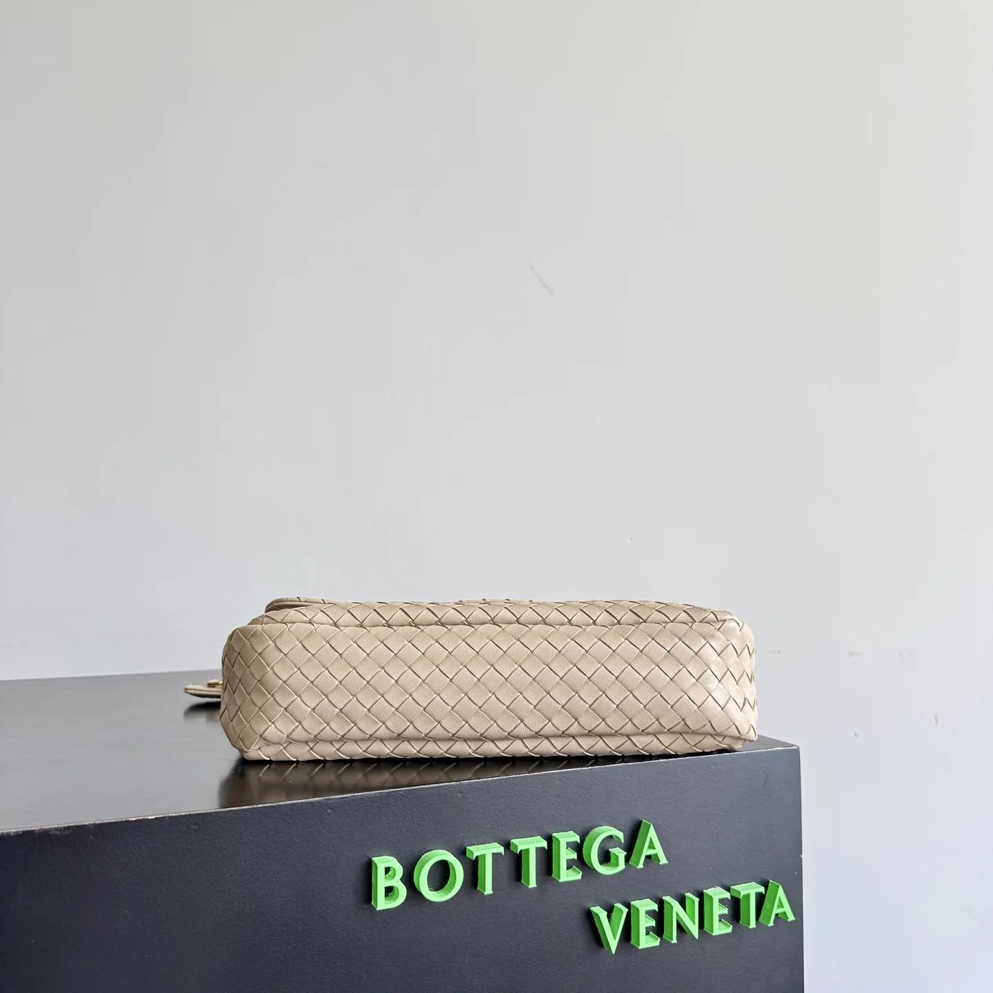 BOTTEGA VENETA Shoulder Bags Lambskin Leather (Beige-Gold) 27X16X6CM I30202608080820 - Image 4