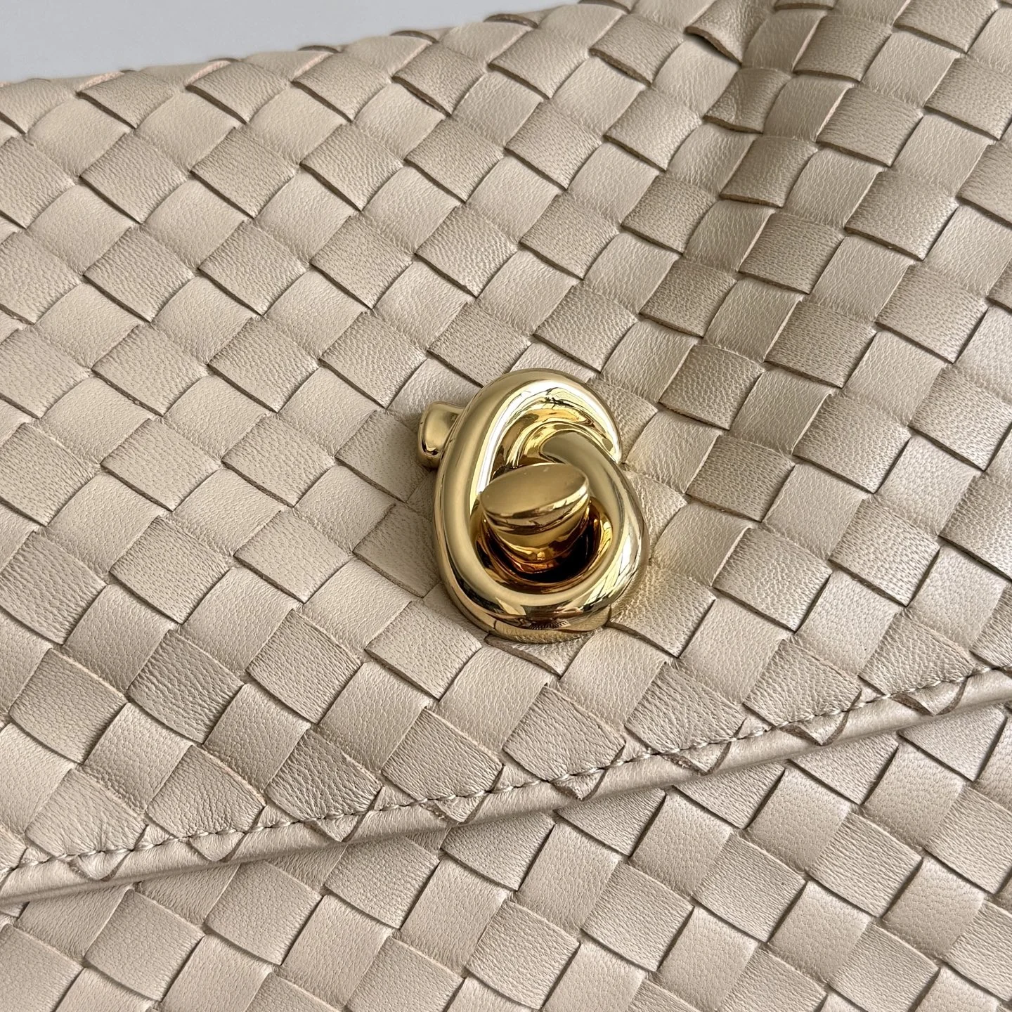 BOTTEGA VENETA Shoulder Bags Lambskin Leather (Beige-Gold) 27X16X6CM I30202608080820 - Image 5