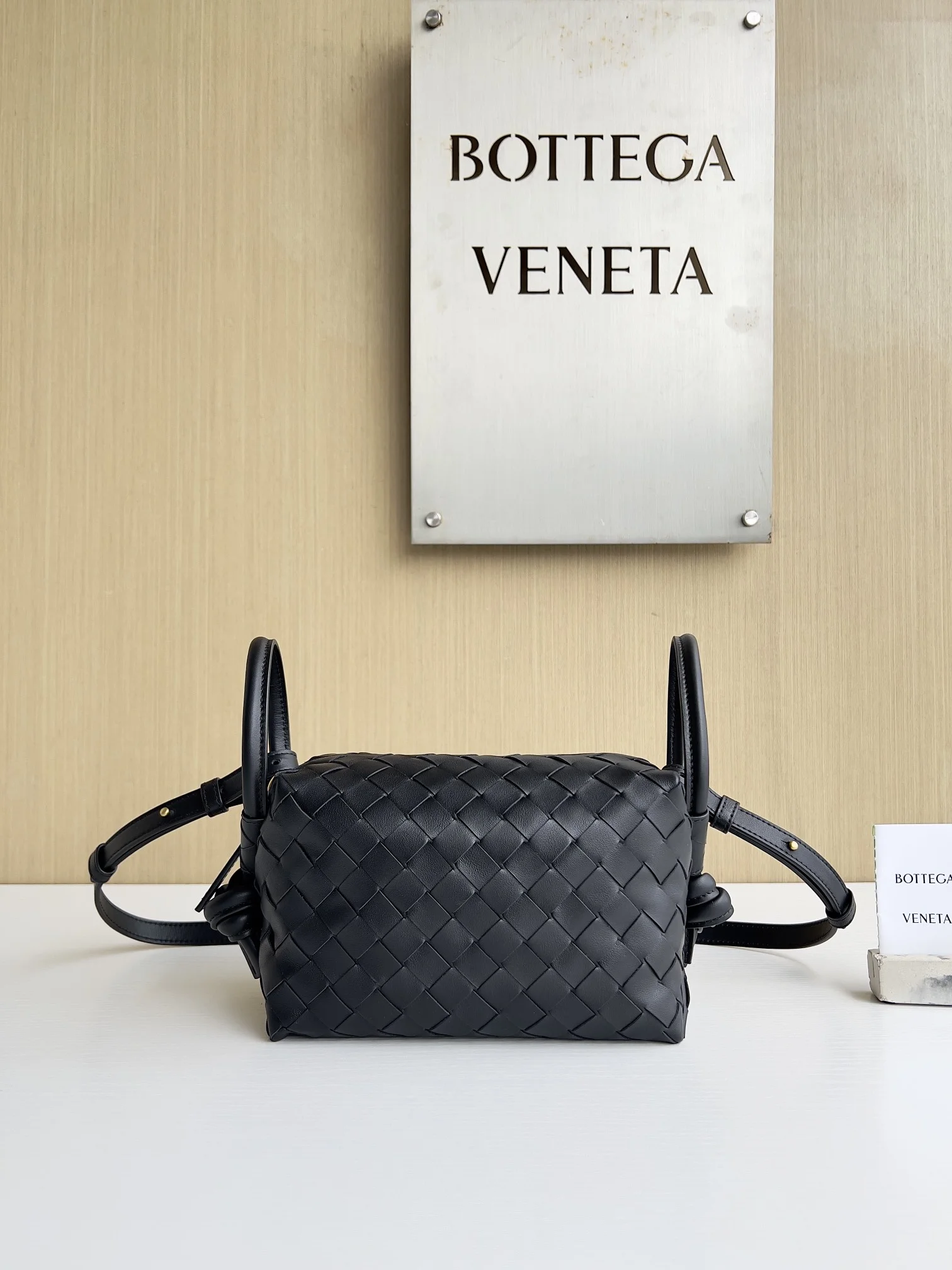 BOTTEGA VENETA Shoulder Bags Leather (Black) 19X12X9CM F80202608080152