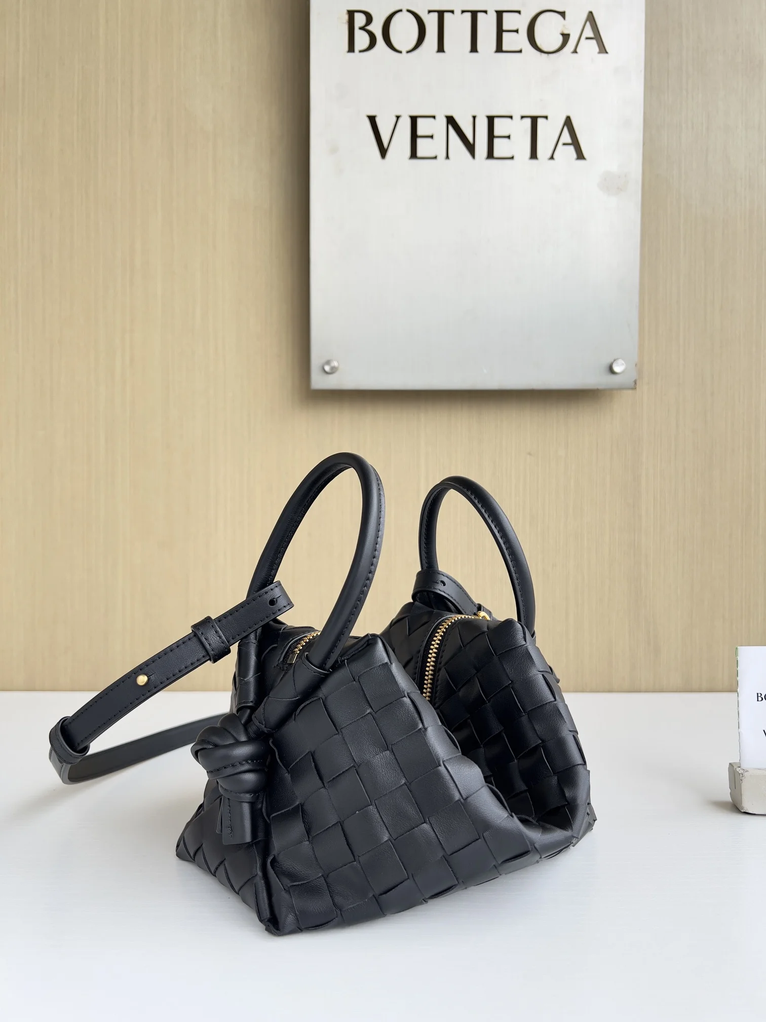 BOTTEGA VENETA Shoulder Bags Leather (Black) 19X12X9CM F80202608080152 - Image 2