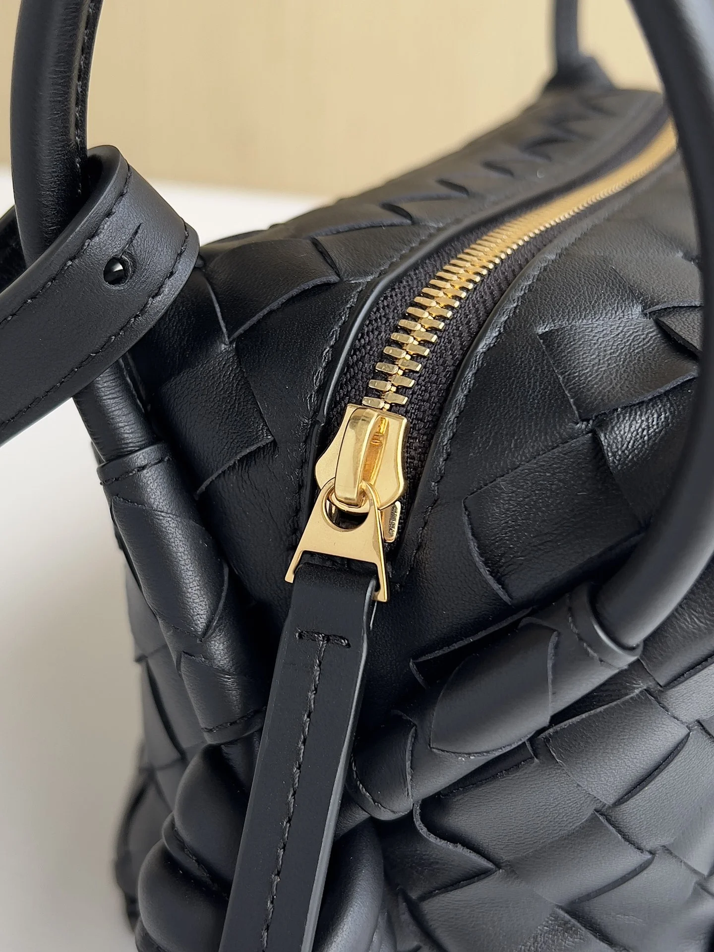 BOTTEGA VENETA Shoulder Bags Leather (Black) 19X12X9CM F80202608080152 - Image 5