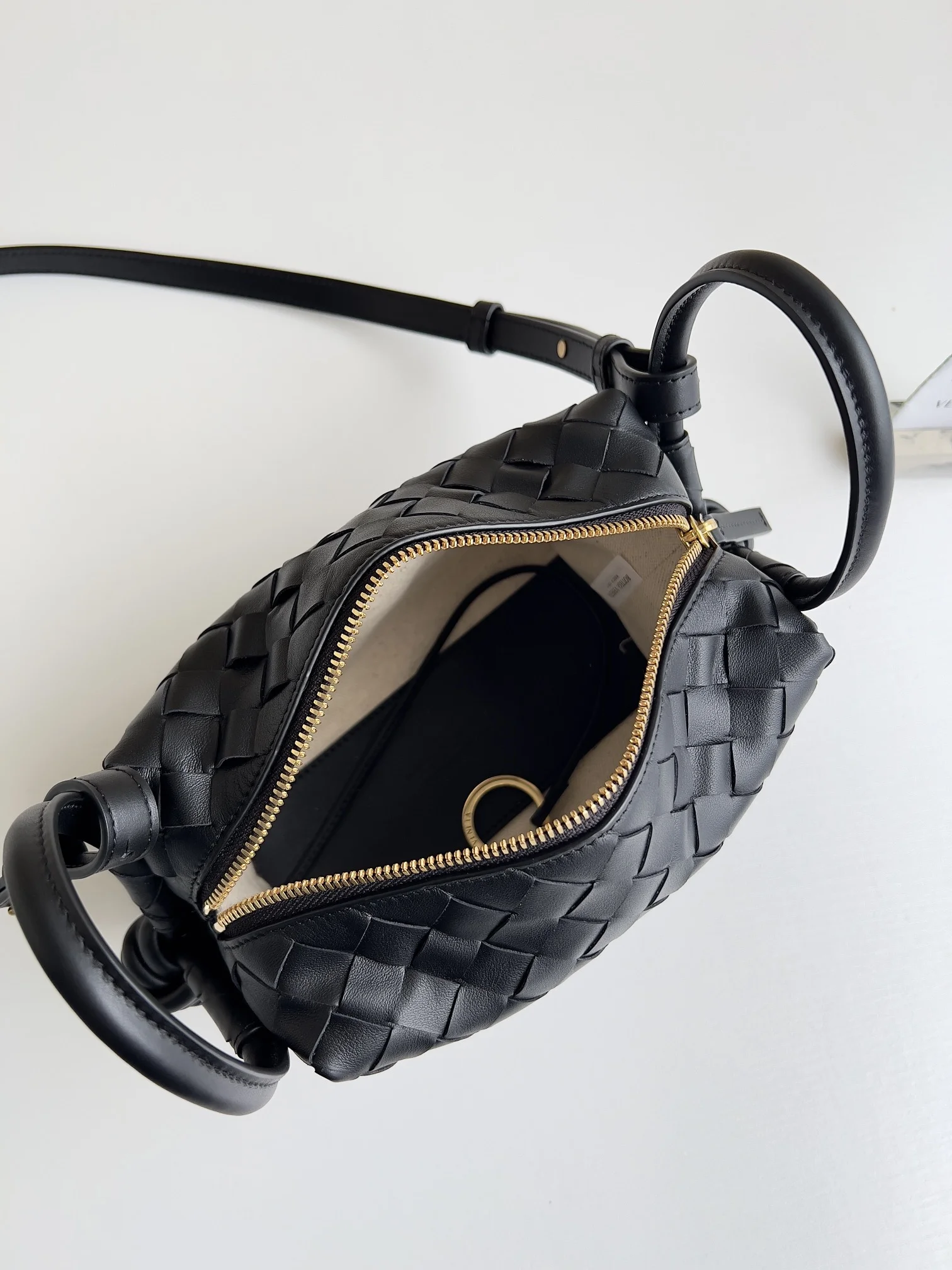 BOTTEGA VENETA Shoulder Bags Leather (Black) 19X12X9CM F80202608080152 - Image 9