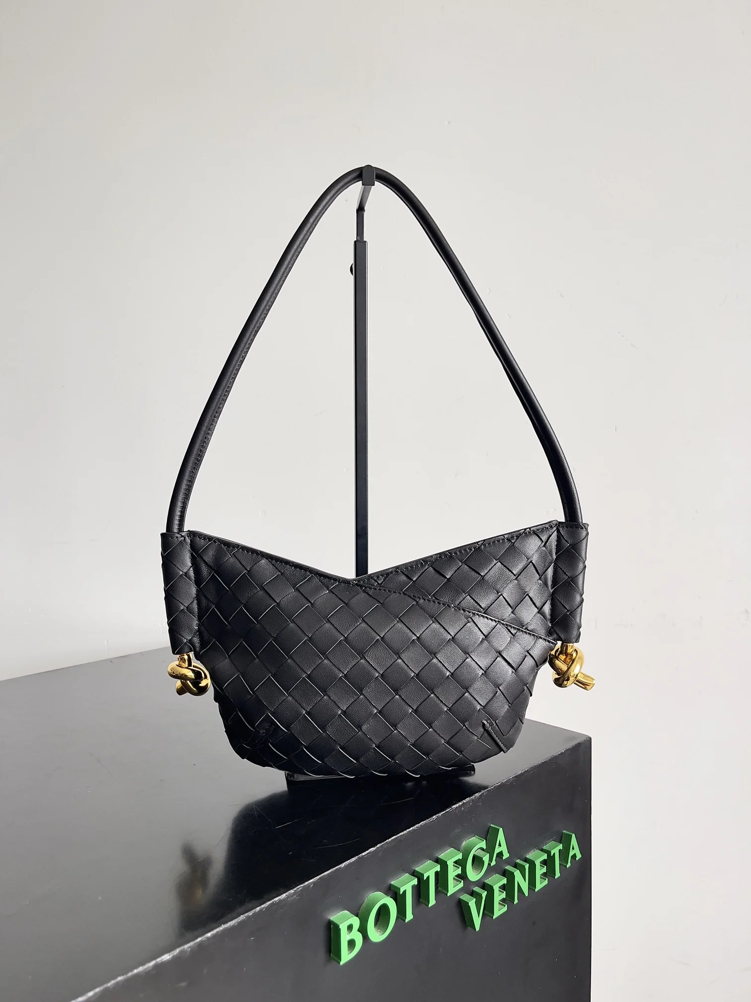 BOTTEGA VENETA Shoulder Bags Leather (Black-Gold) 28X18X5CM H30202608080062