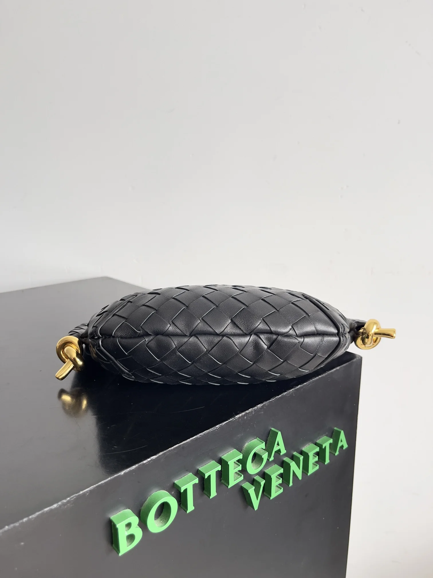 BOTTEGA VENETA Shoulder Bags Leather (Black-Gold) 28X18X5CM H30202608080062 - Image 3