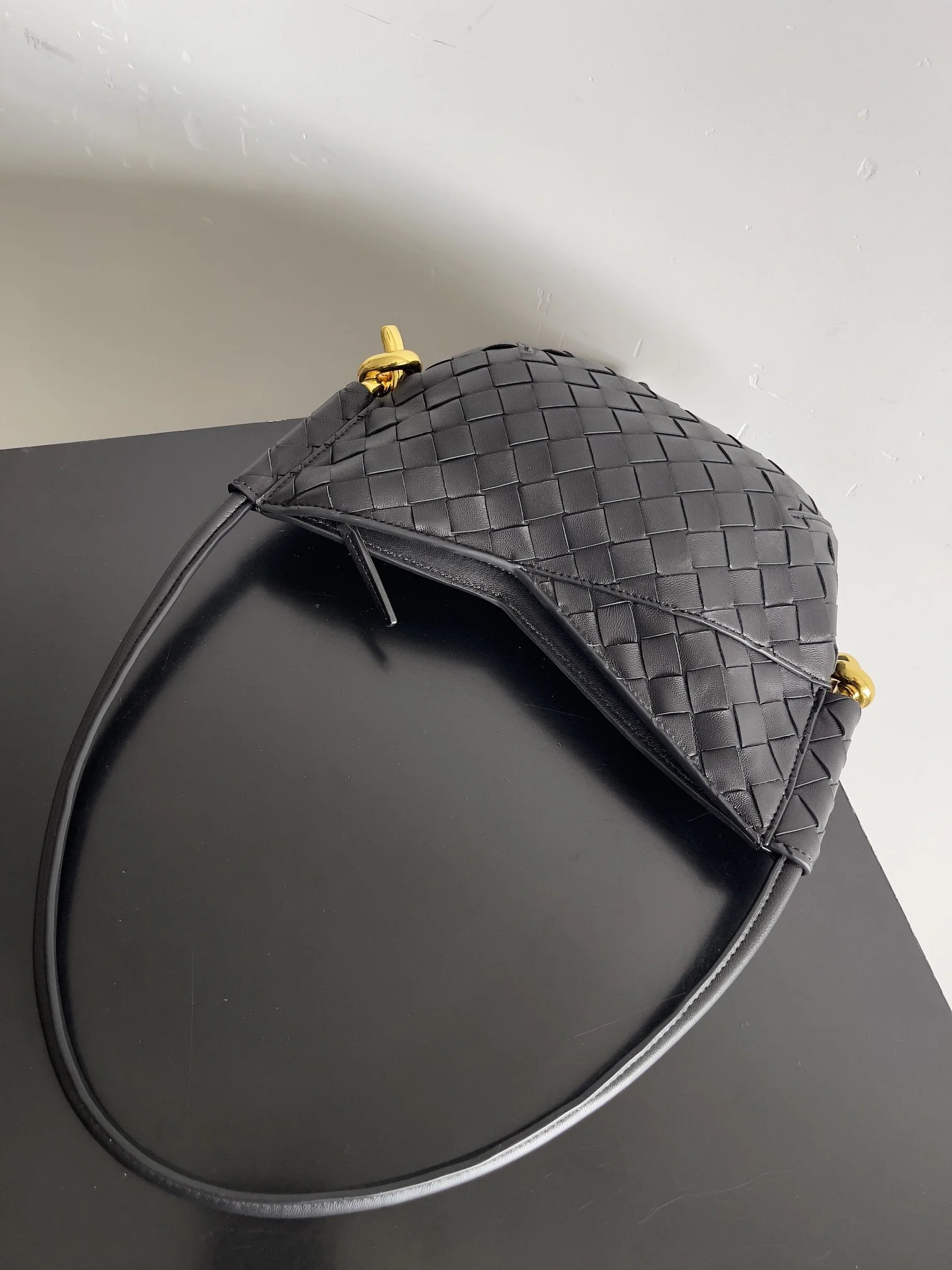 BOTTEGA VENETA Shoulder Bags Leather (Black-Gold) 28X18X5CM H30202608080062 - Image 6