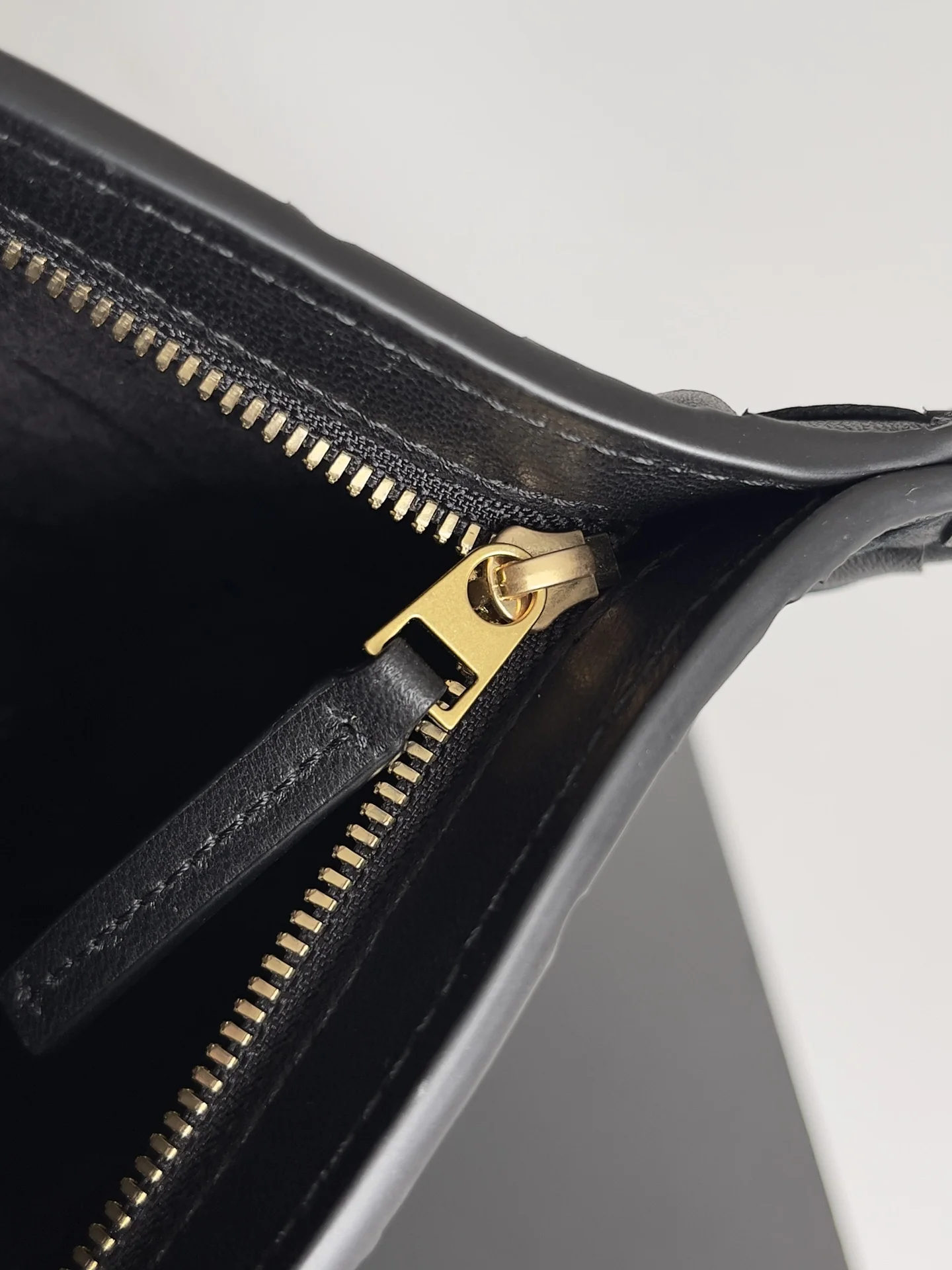 BOTTEGA VENETA Shoulder Bags Leather (Black-Gold) 28X18X5CM H30202608080062 - Image 8