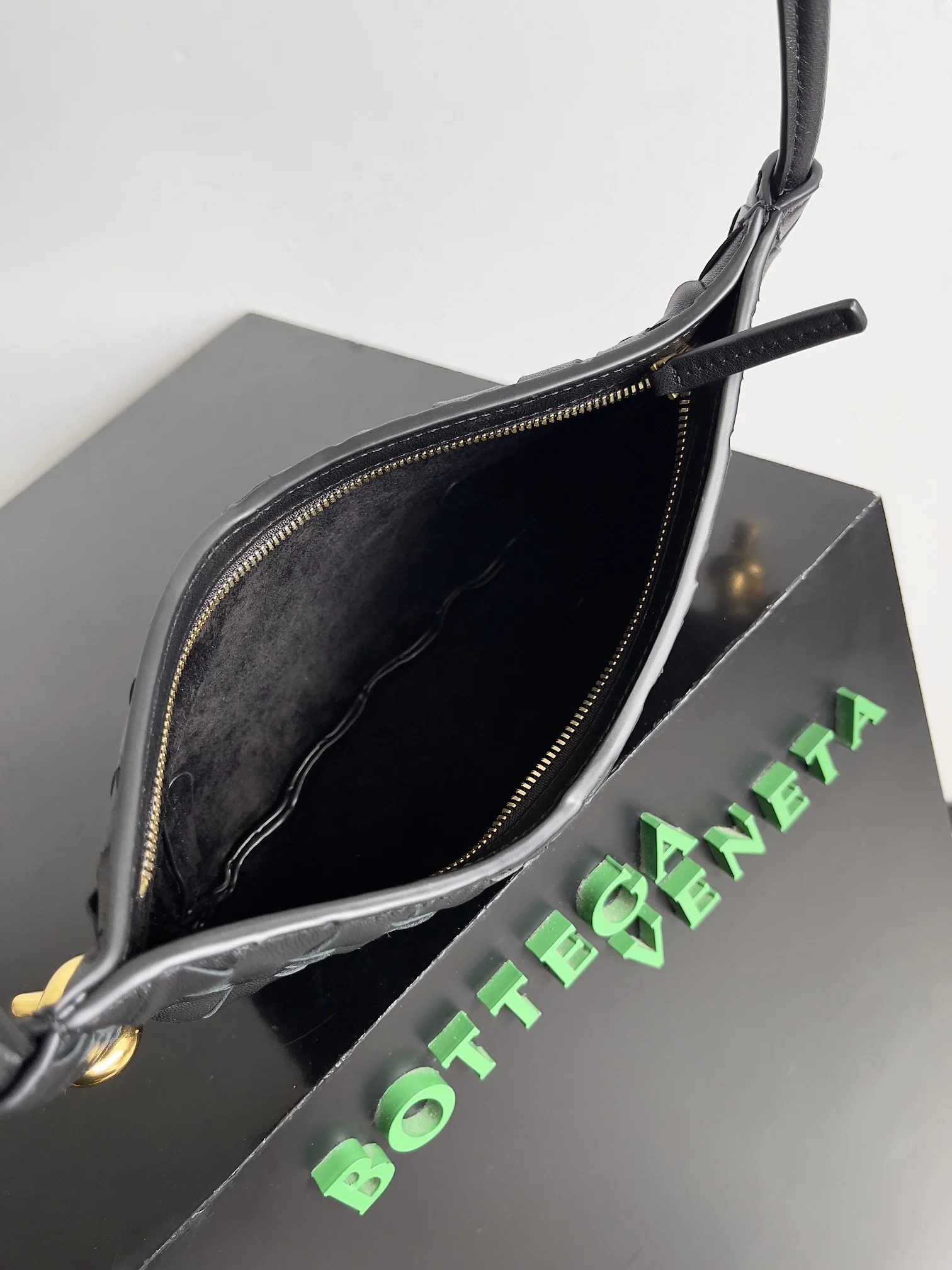 BOTTEGA VENETA Shoulder Bags Leather (Black-Gold) 28X18X5CM H30202608080062 - Image 9
