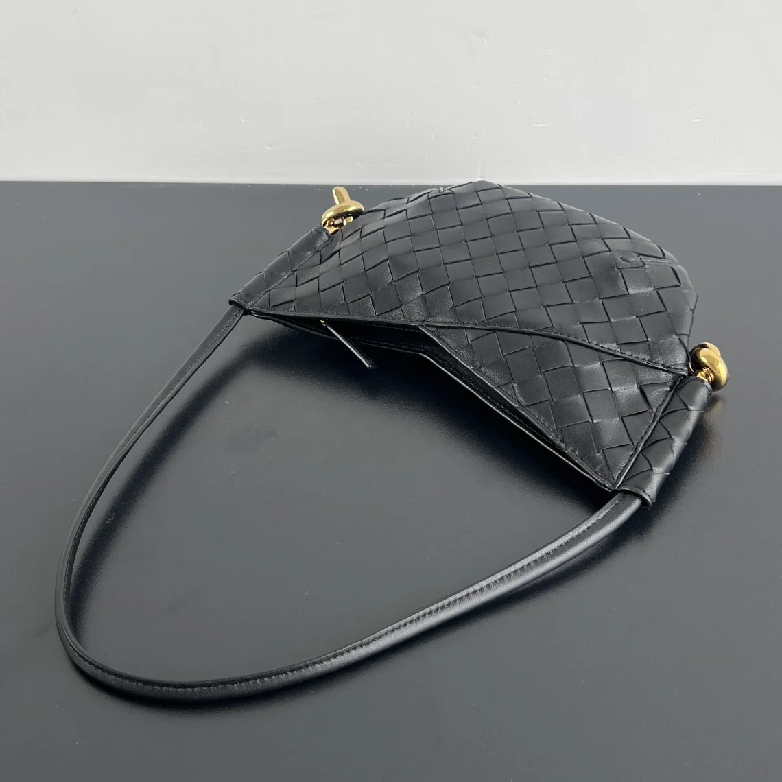 BOTTEGA VENETA Shoulder Bags Leather (Black-Gold) 28X18X5CM H30202608080069 - Image 5