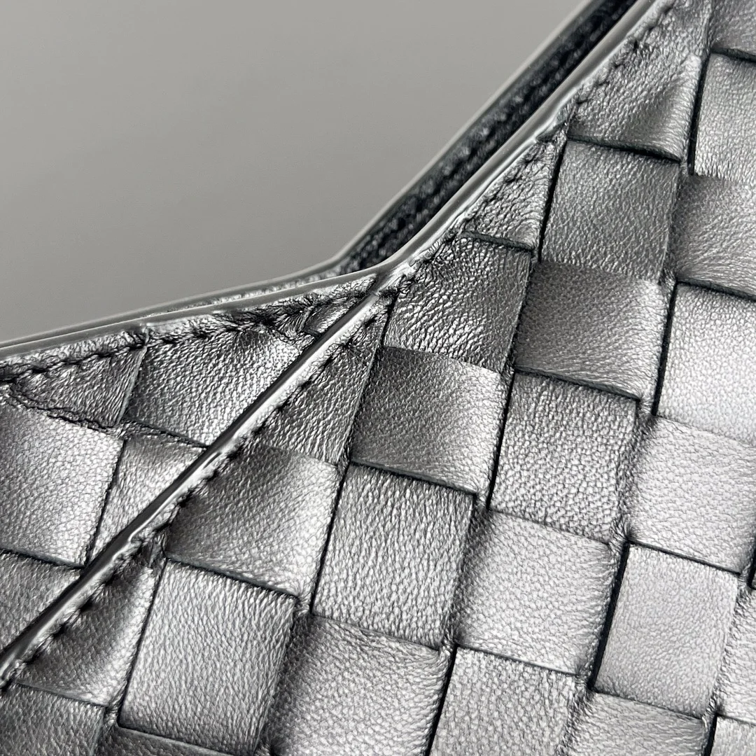 BOTTEGA VENETA Shoulder Bags Leather (Black-Gold) 28X18X5CM H30202608080069 - Image 9