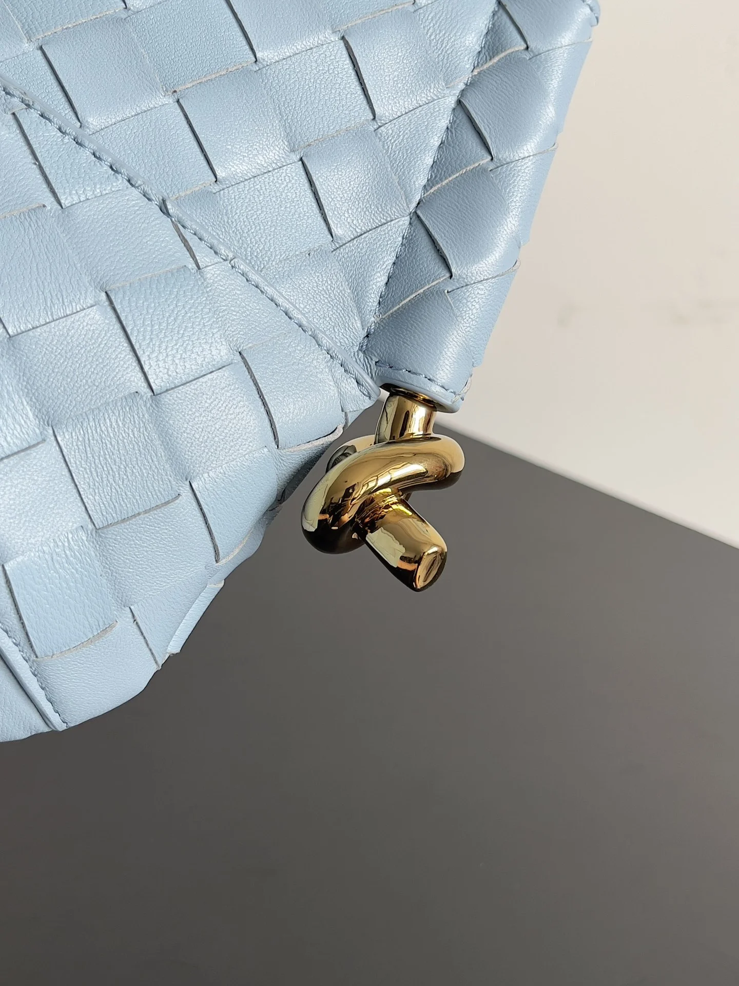 BOTTEGA VENETA Shoulder Bags Leather (Blue-Gold) 28X18X5 CM H30202608080060 - Image 4