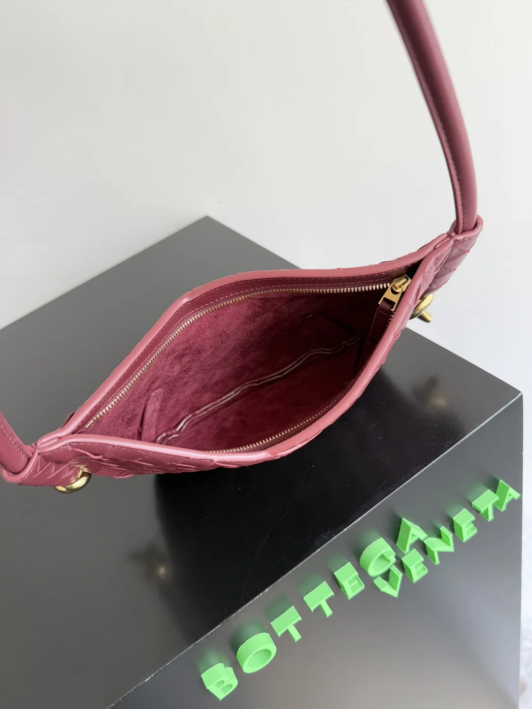 BOTTEGA VENETA Shoulder Bags Leather (Burgundy-Gold) 28X18X5 CM H30202608080064 - Image 8