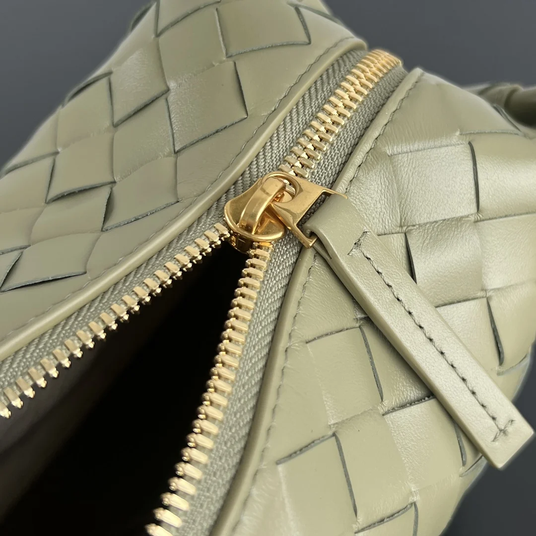 BOTTEGA VENETA Shoulder Bags Leather (Green) 19X12X9CM F80202608080156 - Image 7