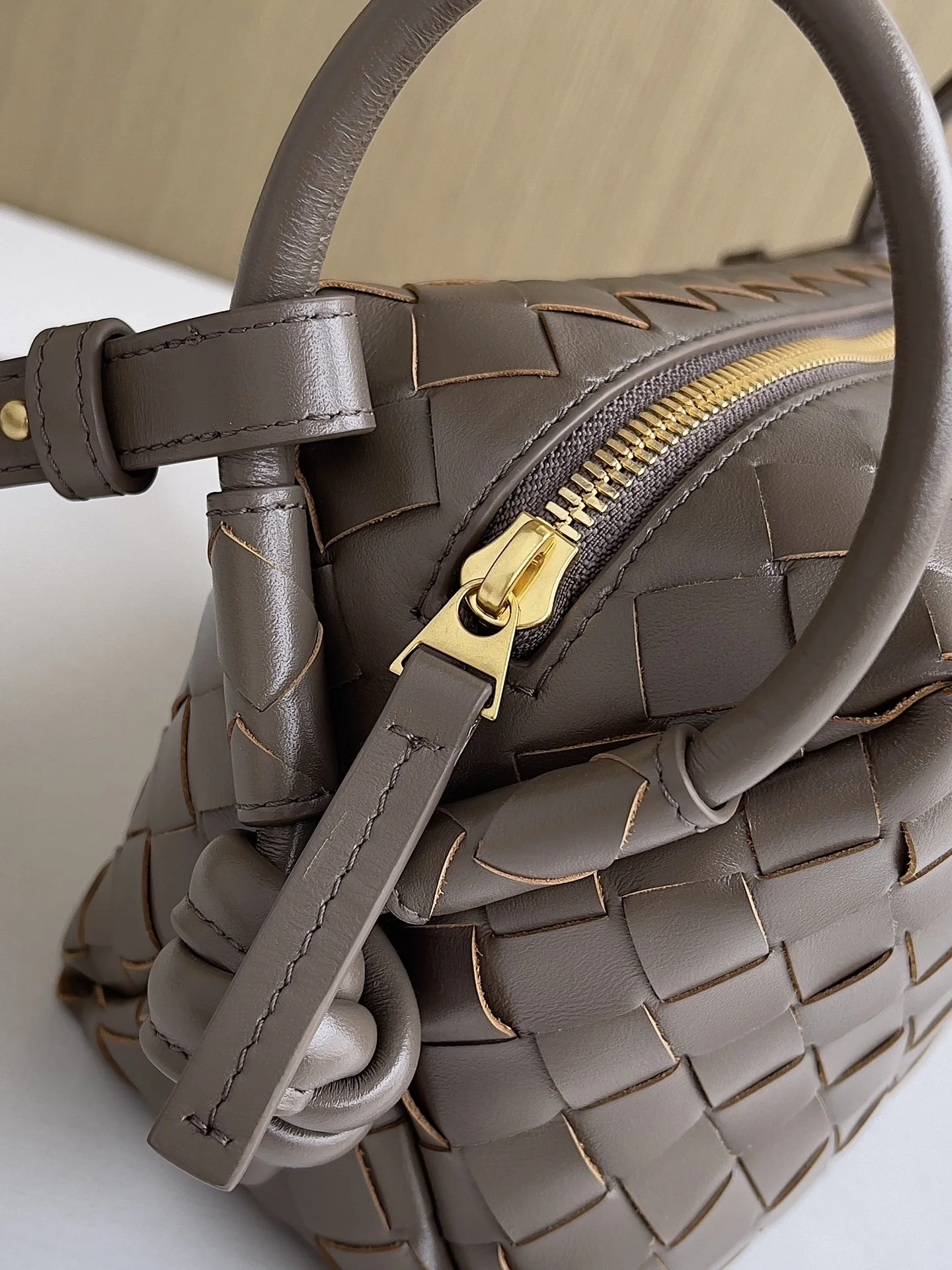 BOTTEGA VENETA Shoulder Bags Leather (Taupe) 19X12X9CM F80202608080145 - Image 4