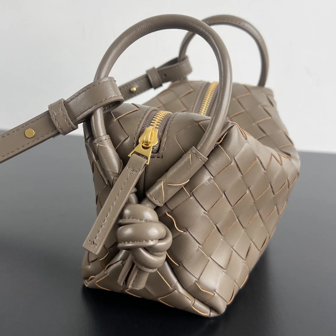 BOTTEGA VENETA Shoulder Bags Leather (Taupe-Gold) 19X12X9CM F80202608080160 - Image 2