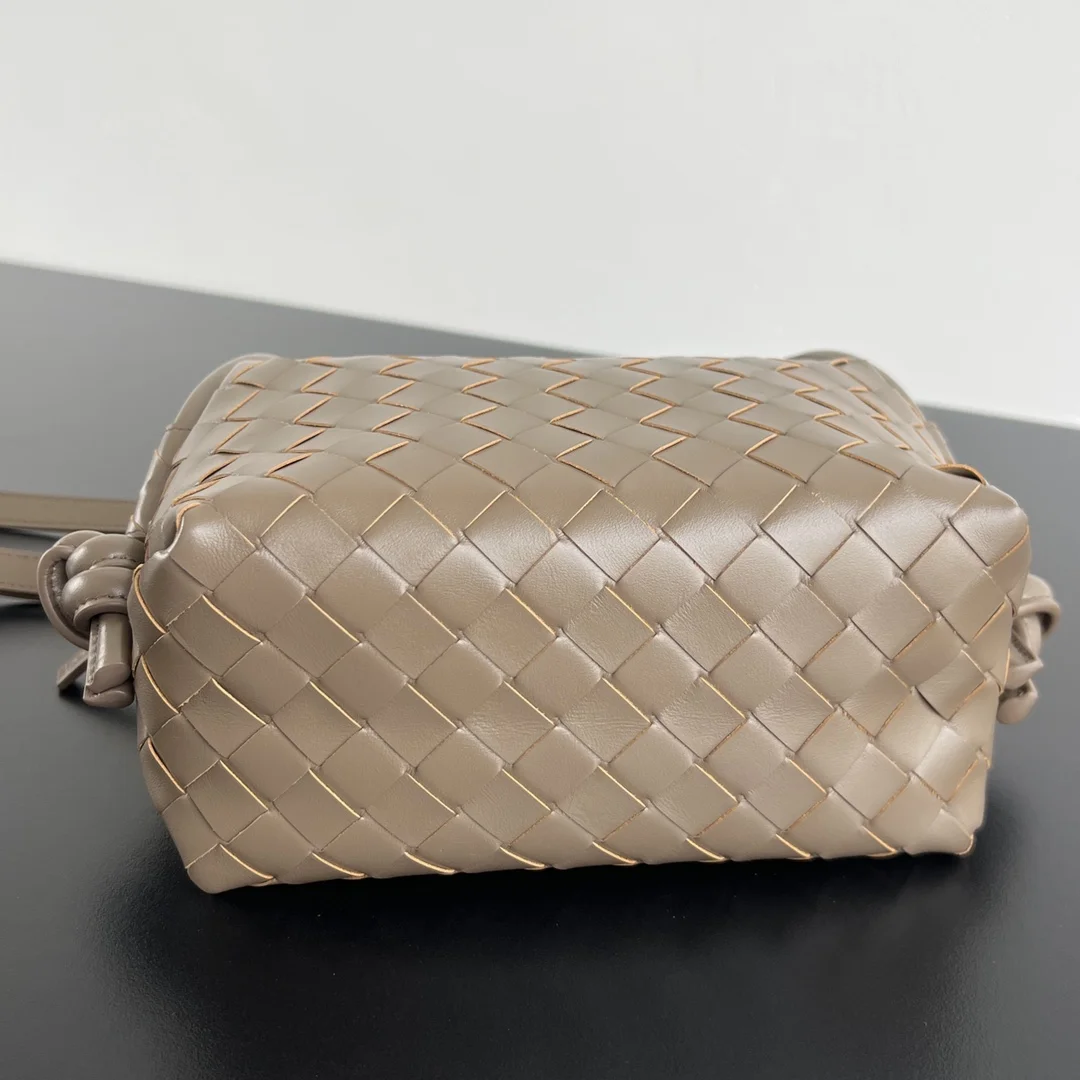 BOTTEGA VENETA Shoulder Bags Leather (Taupe-Gold) 19X12X9CM F80202608080160 - Image 3