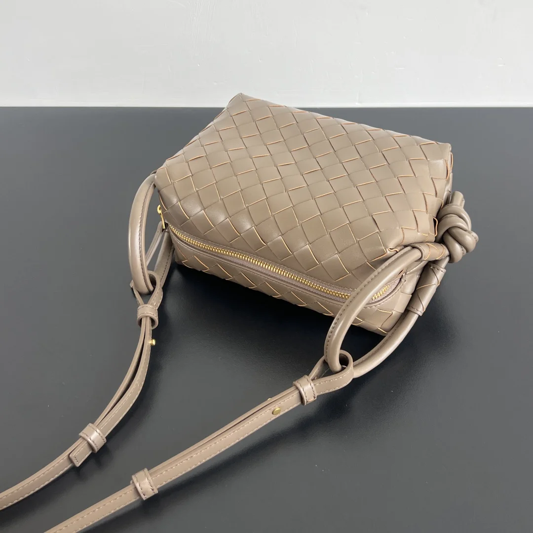 BOTTEGA VENETA Shoulder Bags Leather (Taupe-Gold) 19X12X9CM F80202608080160 - Image 4