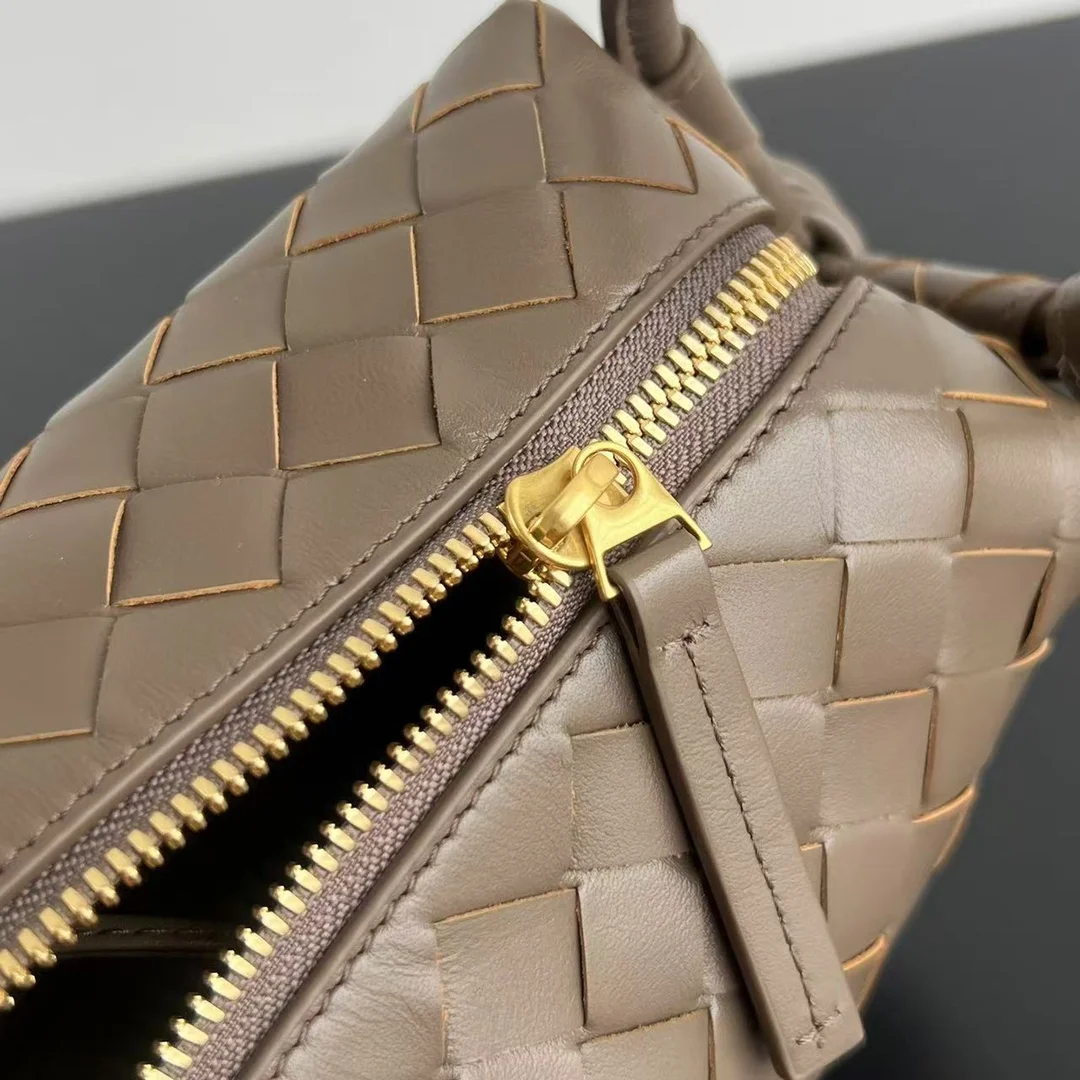 BOTTEGA VENETA Shoulder Bags Leather (Taupe-Gold) 19X12X9CM F80202608080160 - Image 7
