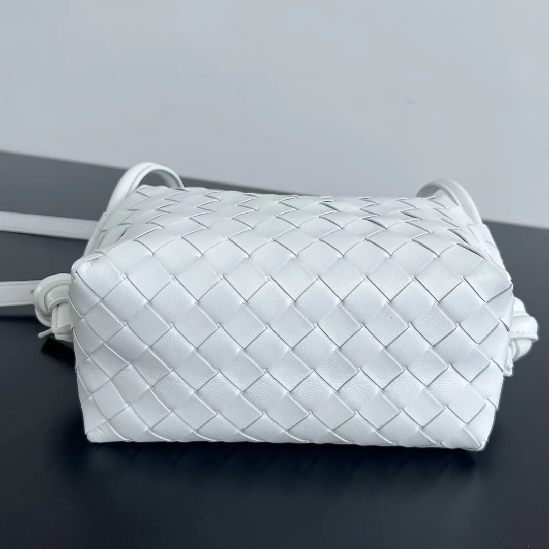 BOTTEGA VENETA Shoulder Bags Leather (White-Gold) 19X12X9CM F80202608080155 - Image 4