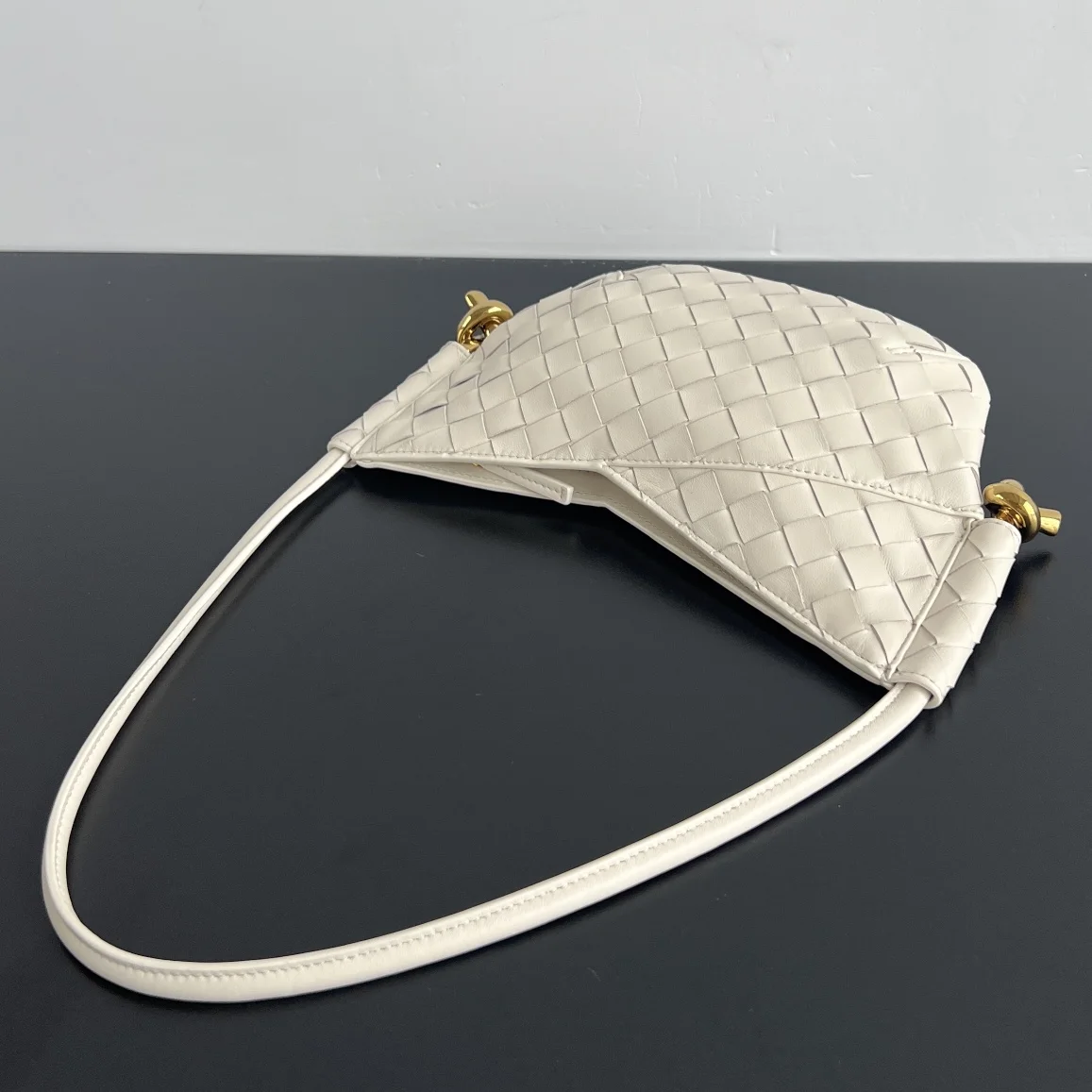 BOTTEGA VENETA Shoulder Bags Leather (White-Gold) 28X18X5CM H30202608080070 - Image 5